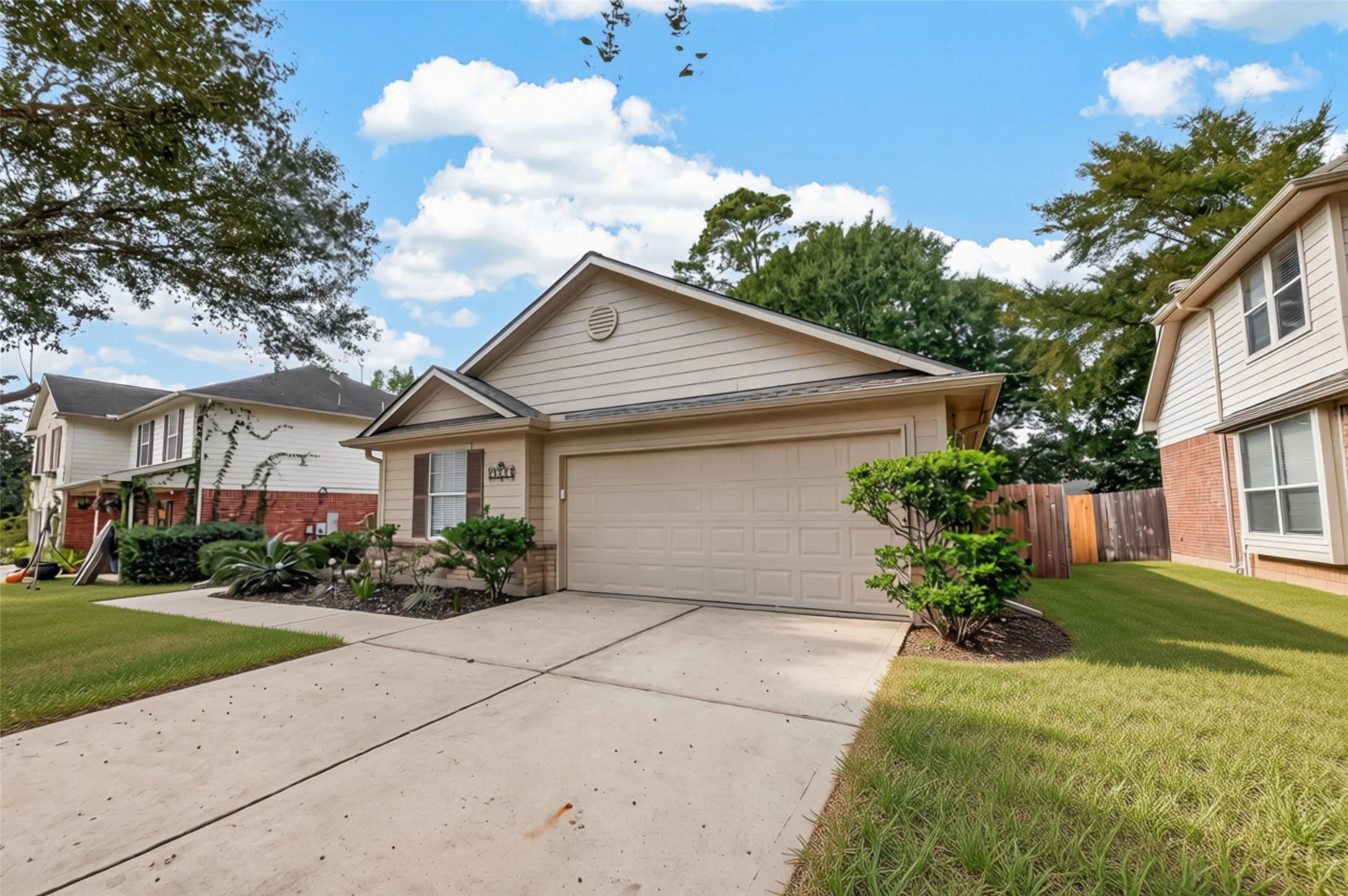 9230 Hidden Lake E, Magnolia, TX 77354