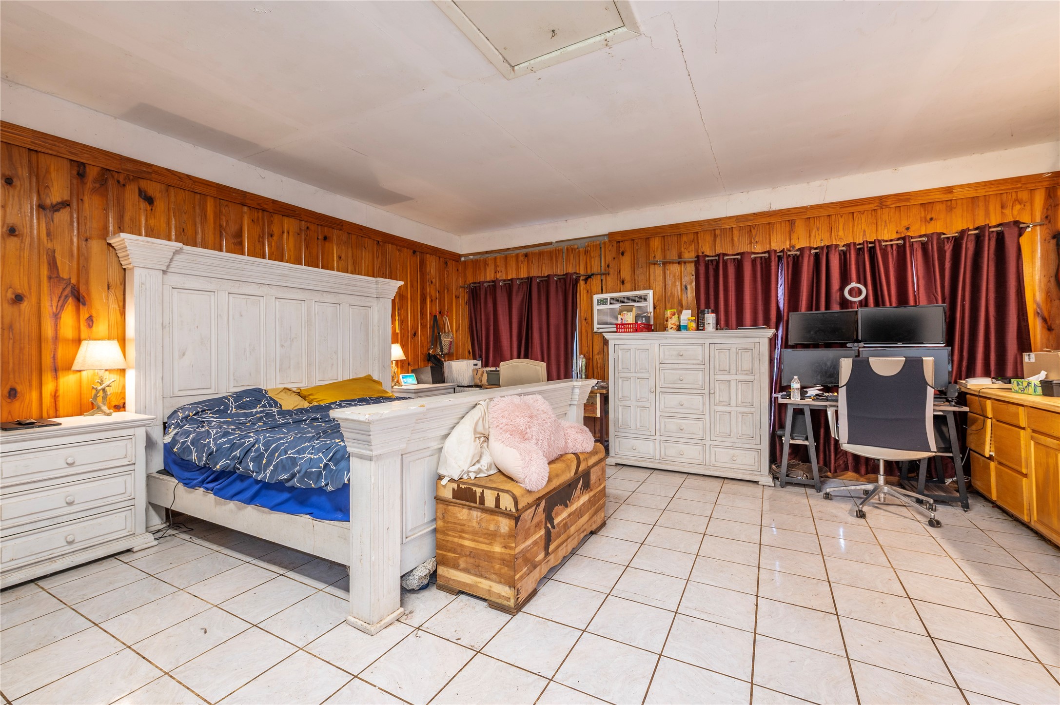 Separate apartment area or 2ndary Primary