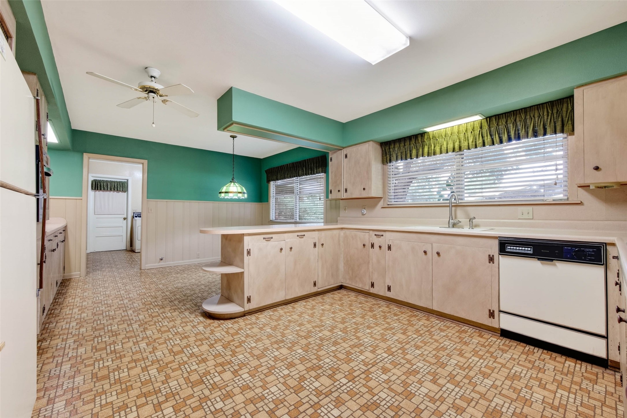 Kitchen and breakfast area