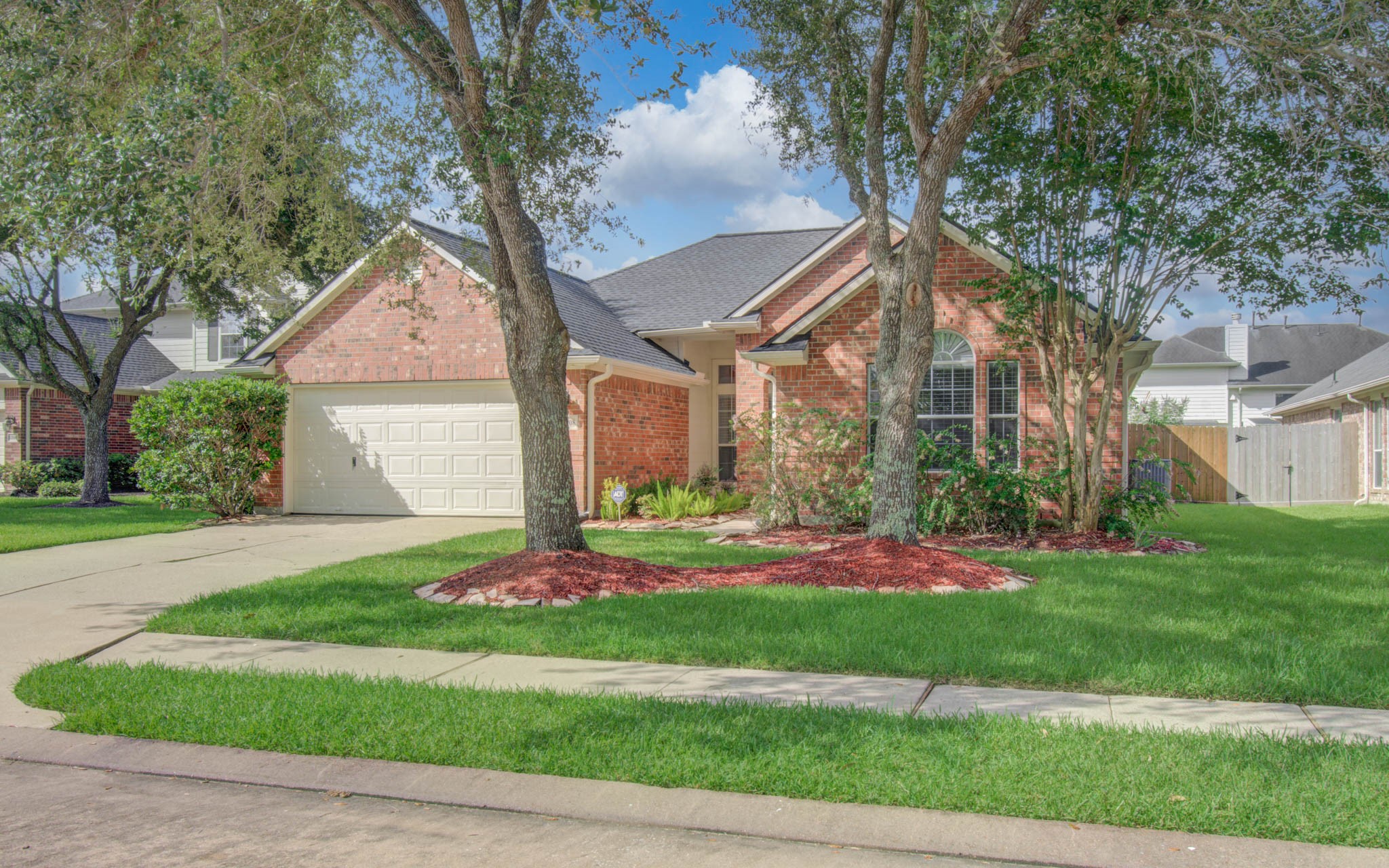 Located on a cul-de-sac, this home enjoys easy access in/out of neighborhood with little traffic.