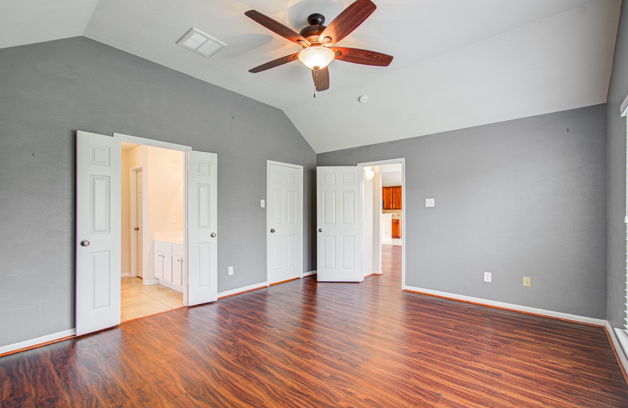 Dual access to an en-suite bathroom and additional rooms enhance convenience.
