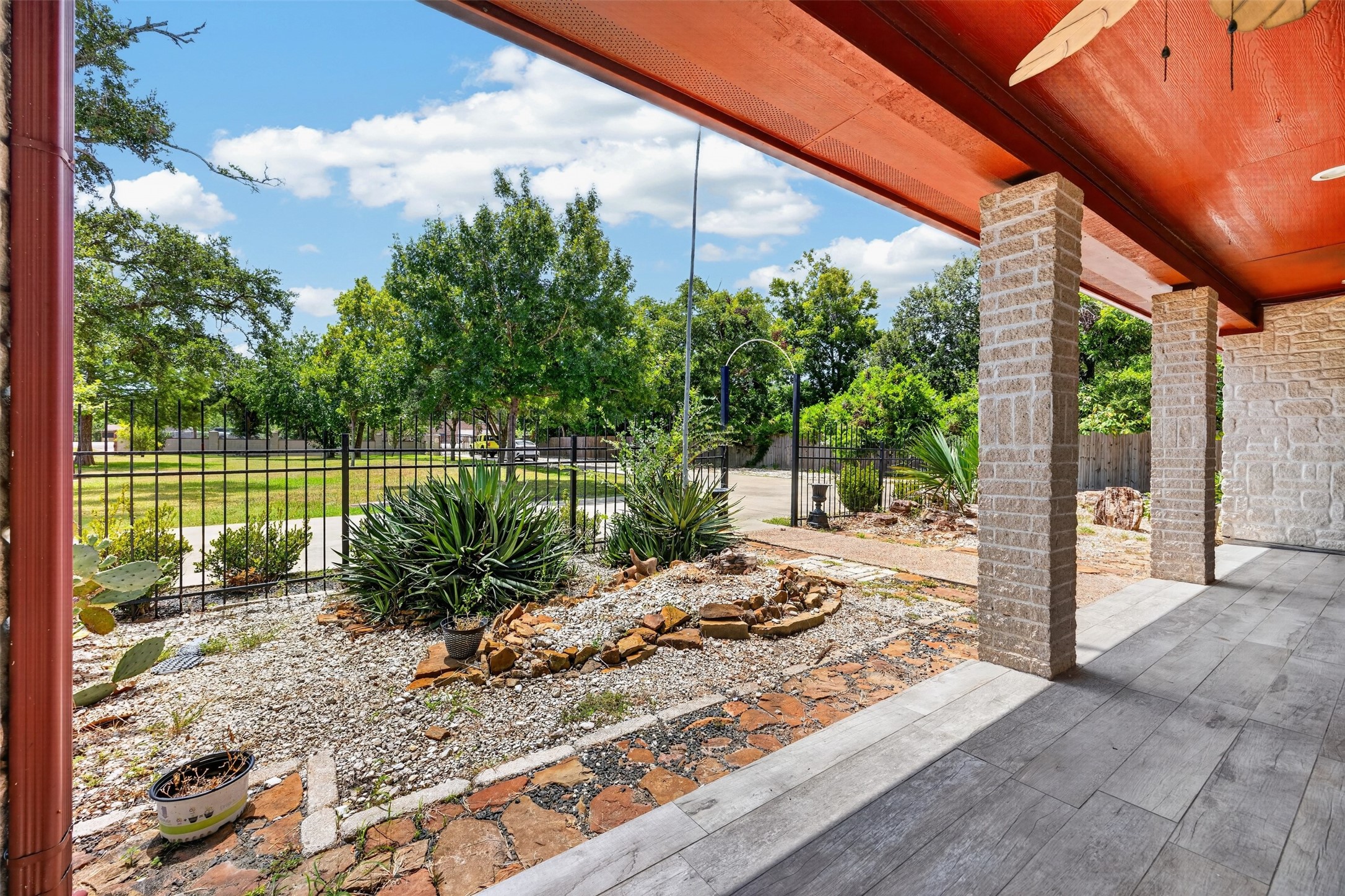 8618 Highway 6, Hitchcock, TX 77563