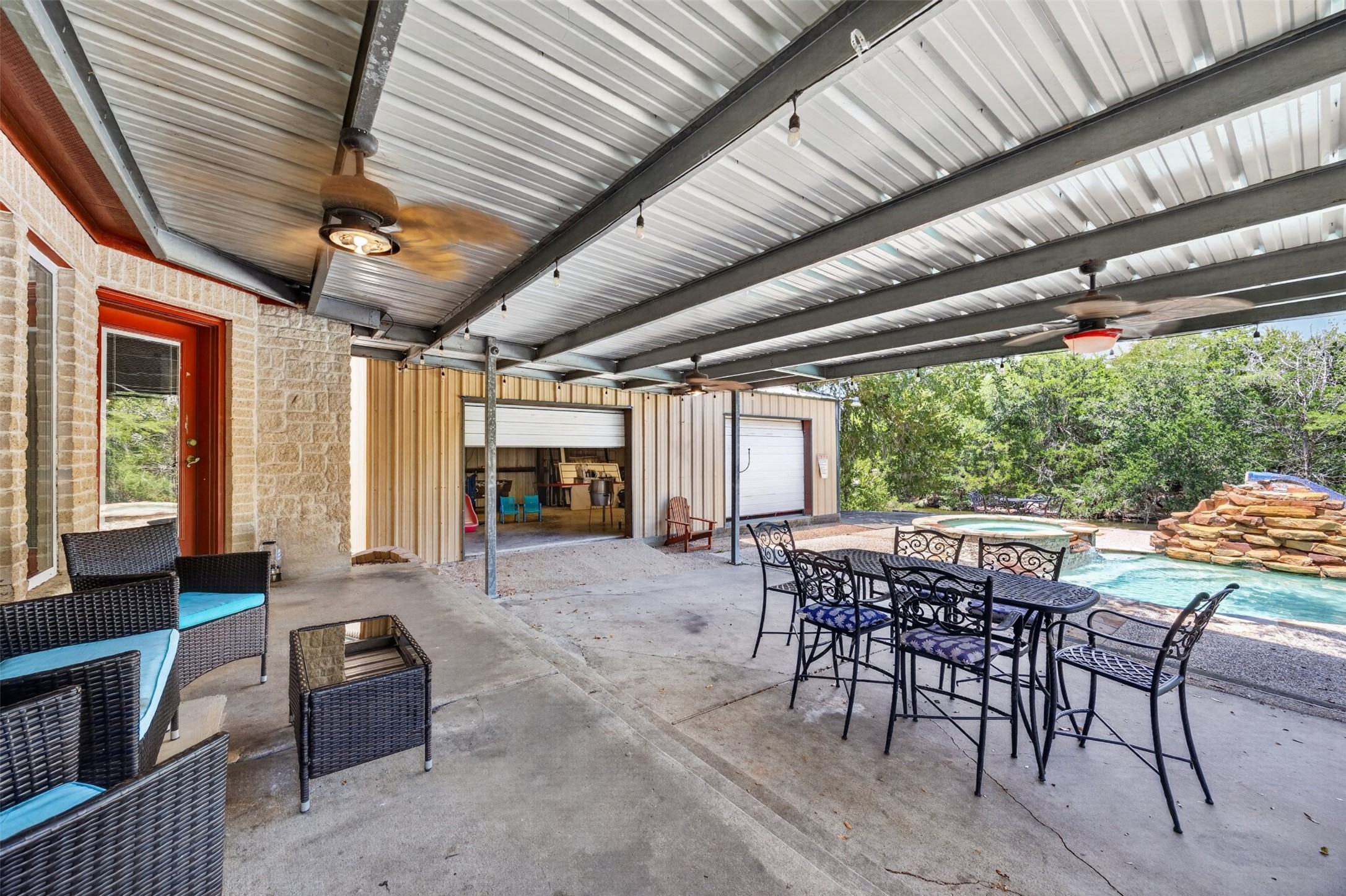 8618 Highway 6, Hitchcock, TX 77563