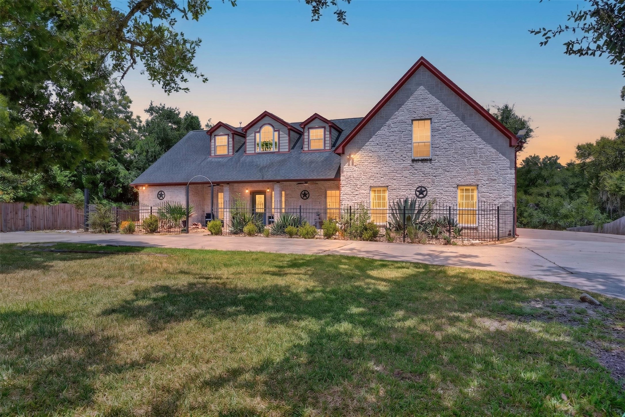 8618 Highway 6, Hitchcock, TX 77563 8618 Highway 6, Hitchcock, TX 77563