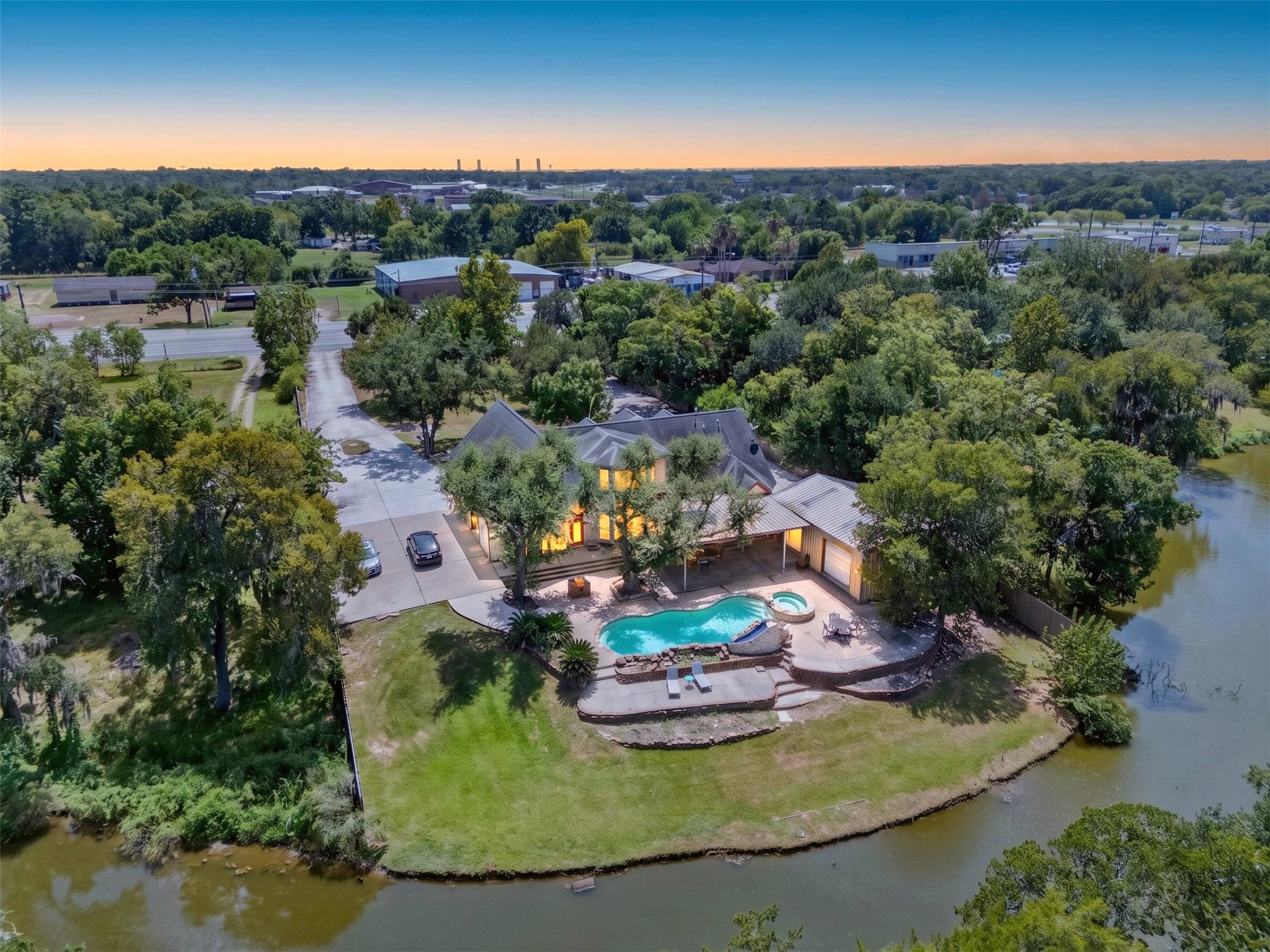 8618 Highway 6, Hitchcock, TX 77563
