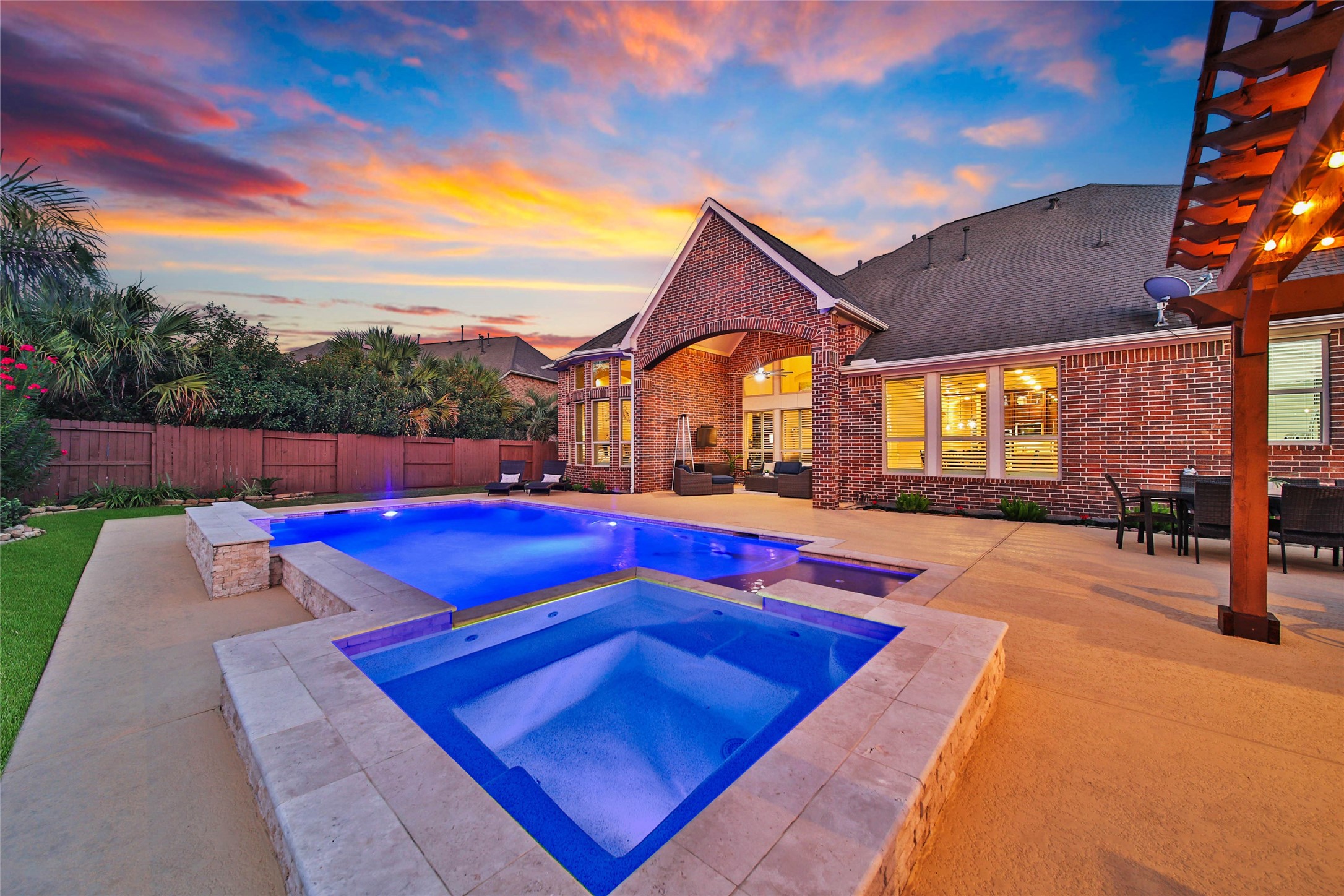 Staycations just took on a whole other  meaning with this incredible backyard setting.