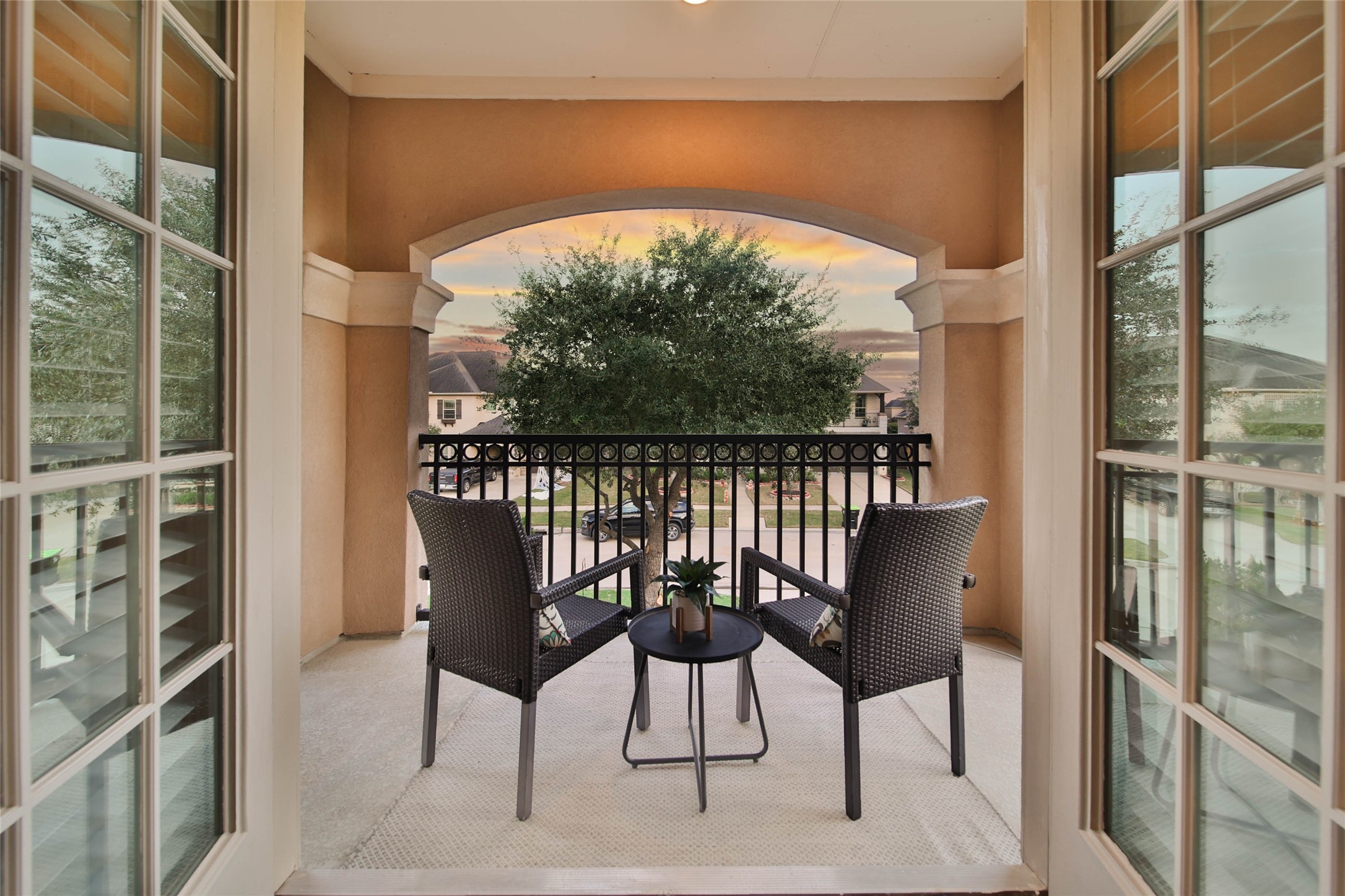 The private upstairs balcony offers the perfect getaway to unwind, sip your favorite beverage, and curl up with a good book while enjoying a little peace and quiet.