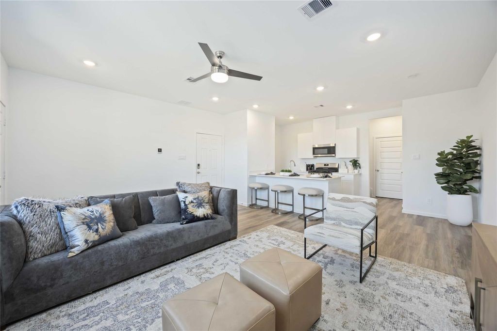 5930 Manning Oaks Street, Houston, TX 77091
