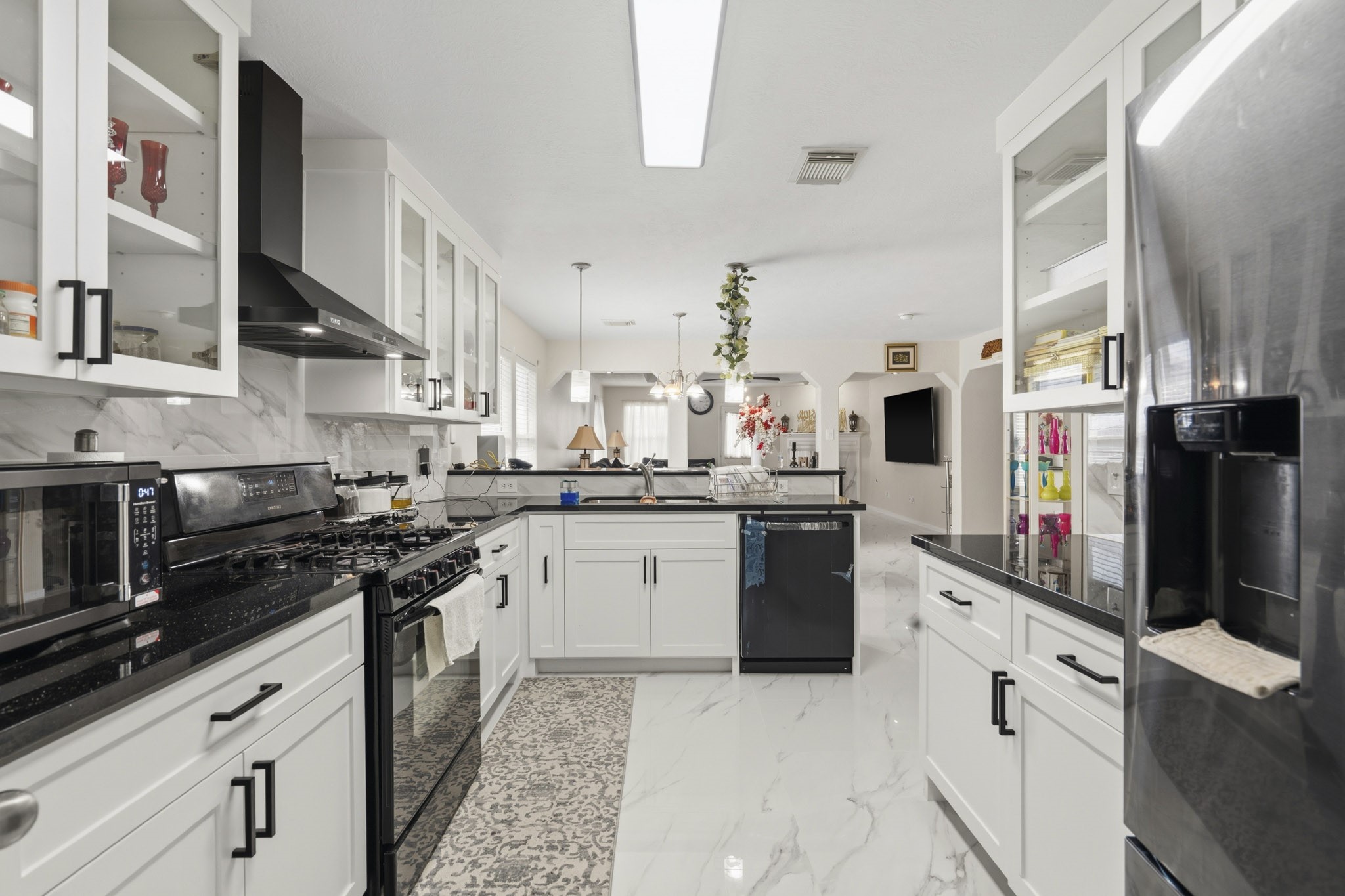 Designed for everyday efficiency, the kitchen offers generous cabinetry, extensive counter space and an open connection to the surrounding rooms. Designed for everyday efficiency, the kitchen offers generous cabinetry, extensive counter space and an open connection to the surrounding rooms.