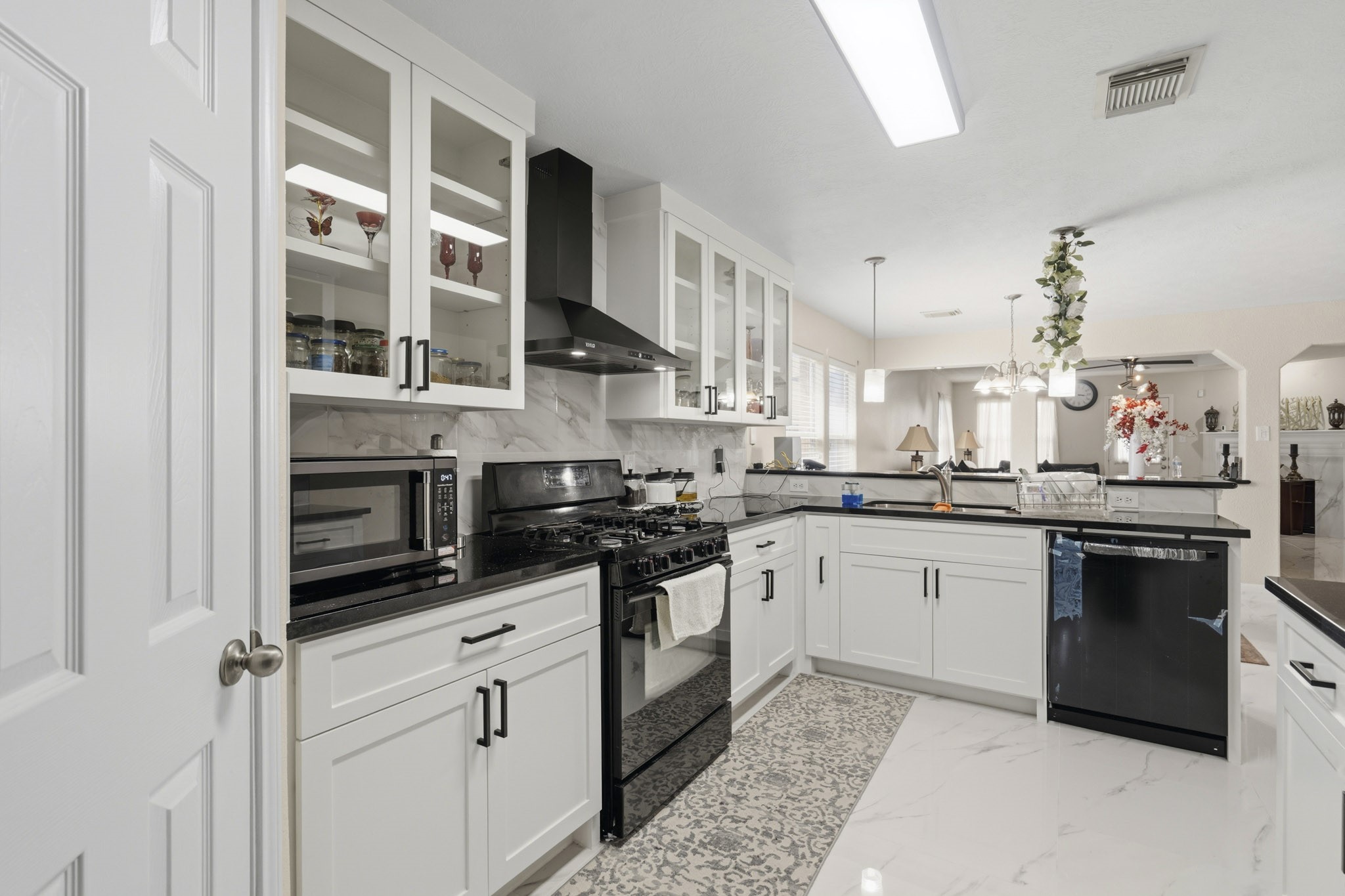 Whether preparing weeknight meals or entertaining a crowd, this beautifully remodeled kitchen provides the space and storage to do it comfortably. Whether preparing weeknight meals or entertaining a crowd, this beautifully remodeled kitchen provides the space and storage to do it comfortably.