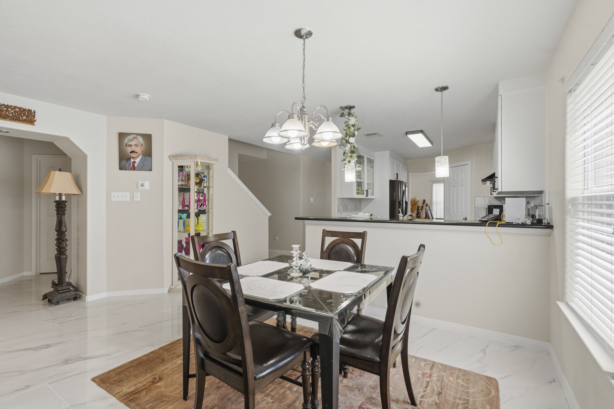 The open kitchen and breakfast area offer a bright, comfortable gathering space where cooking, dining and conversation naturally come together.