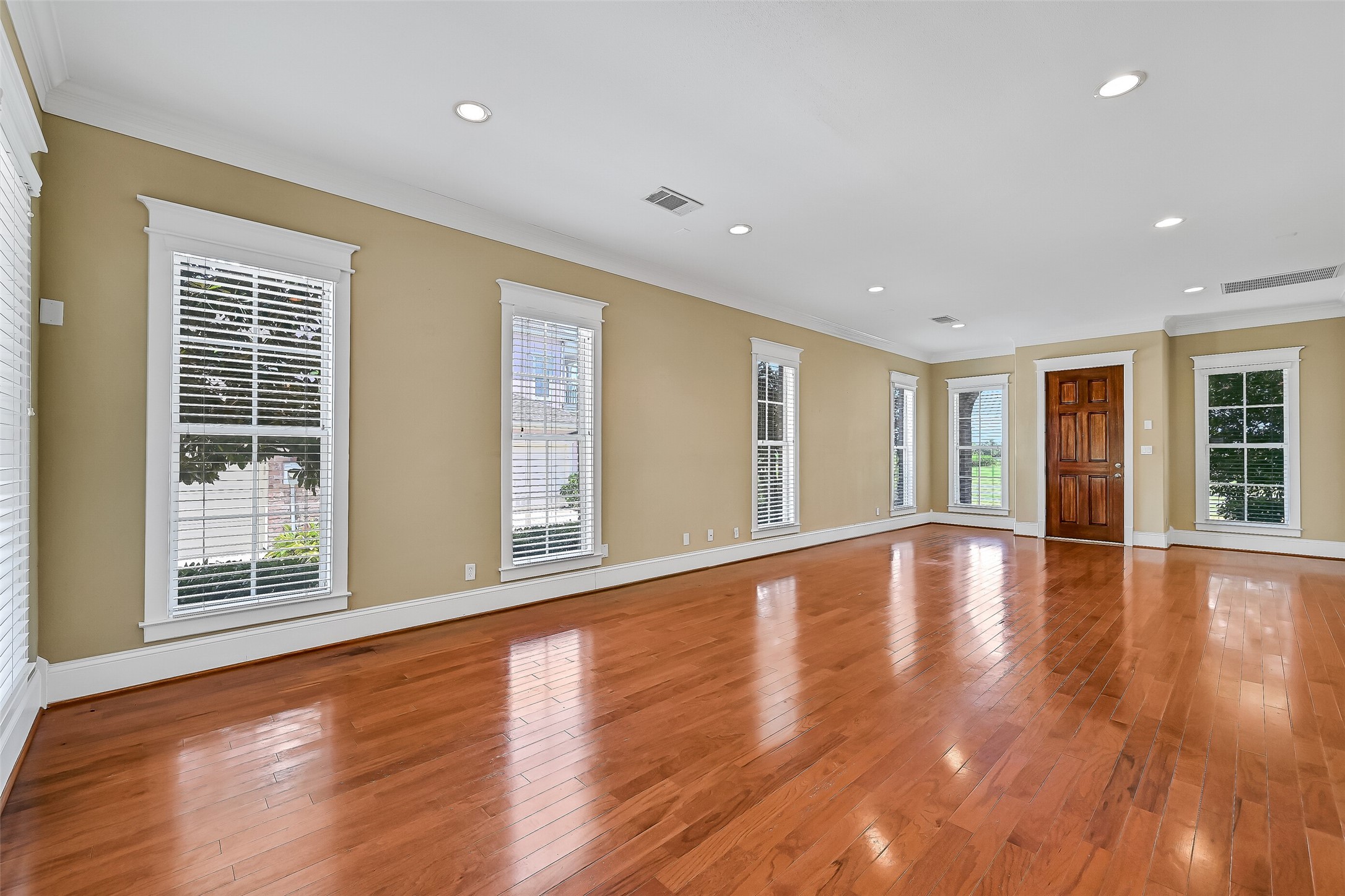 Notice the beautiful hardwood oak flooring.