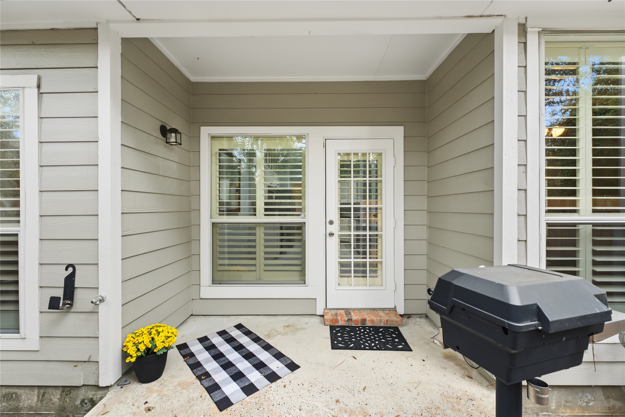 Super cute, private and very peaceful back patio