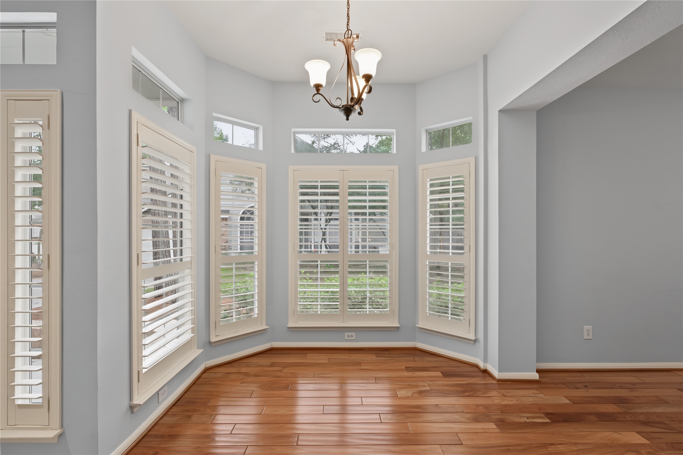 Dining room or a little sitting area. Plenty of natural light for reading!
