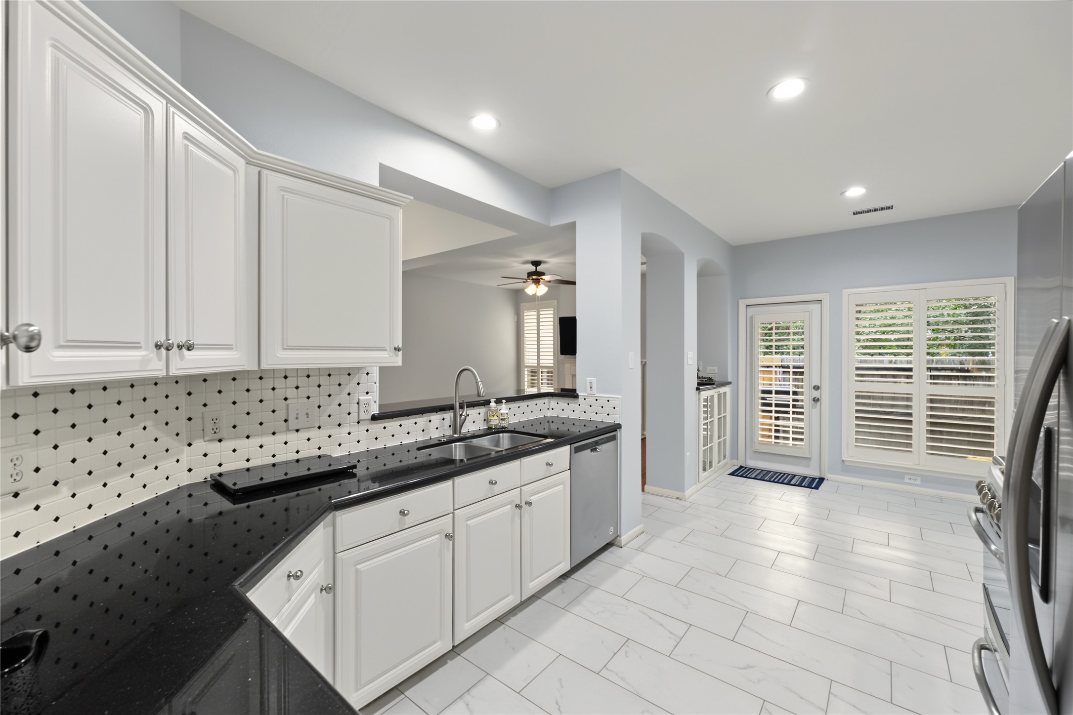 granite countertops and plenty of cabinet space!