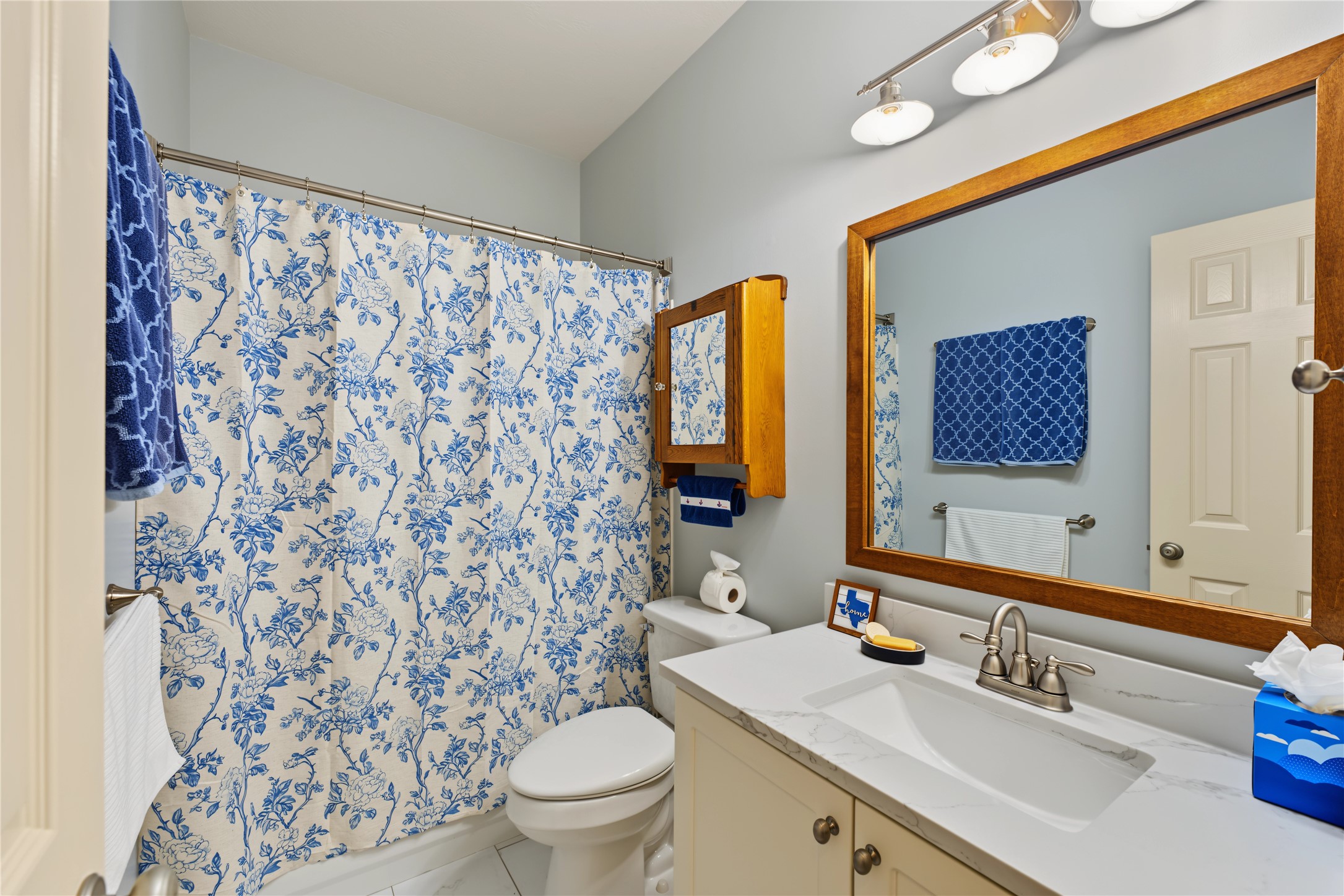 Super cute 2nd full bathroom, remodeled to include quartz countertops!