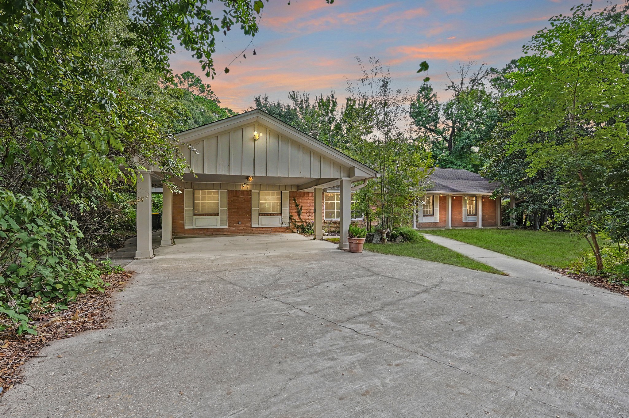 114 N Woodsway Street E, Conroe, TX 77301
