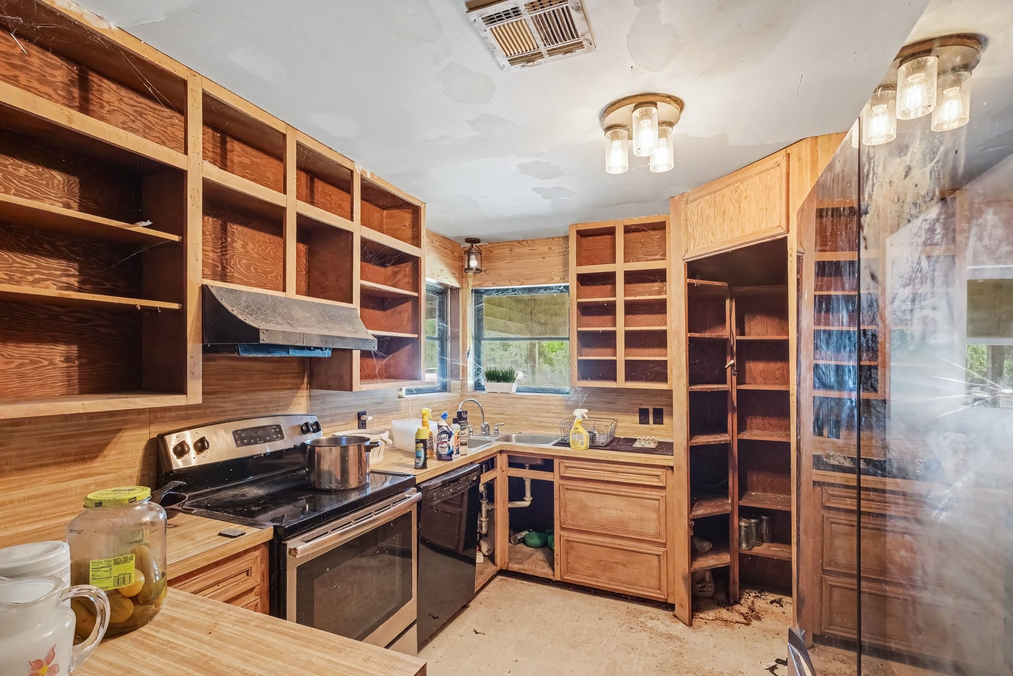 Kitchen with ample cabinet ready for renovation
