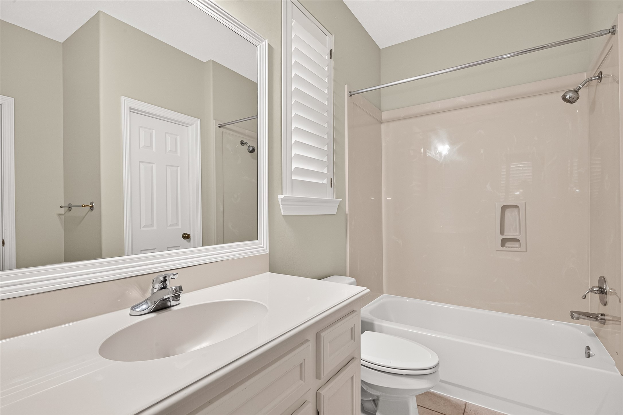 Secondary bathroom on the 2nd floor