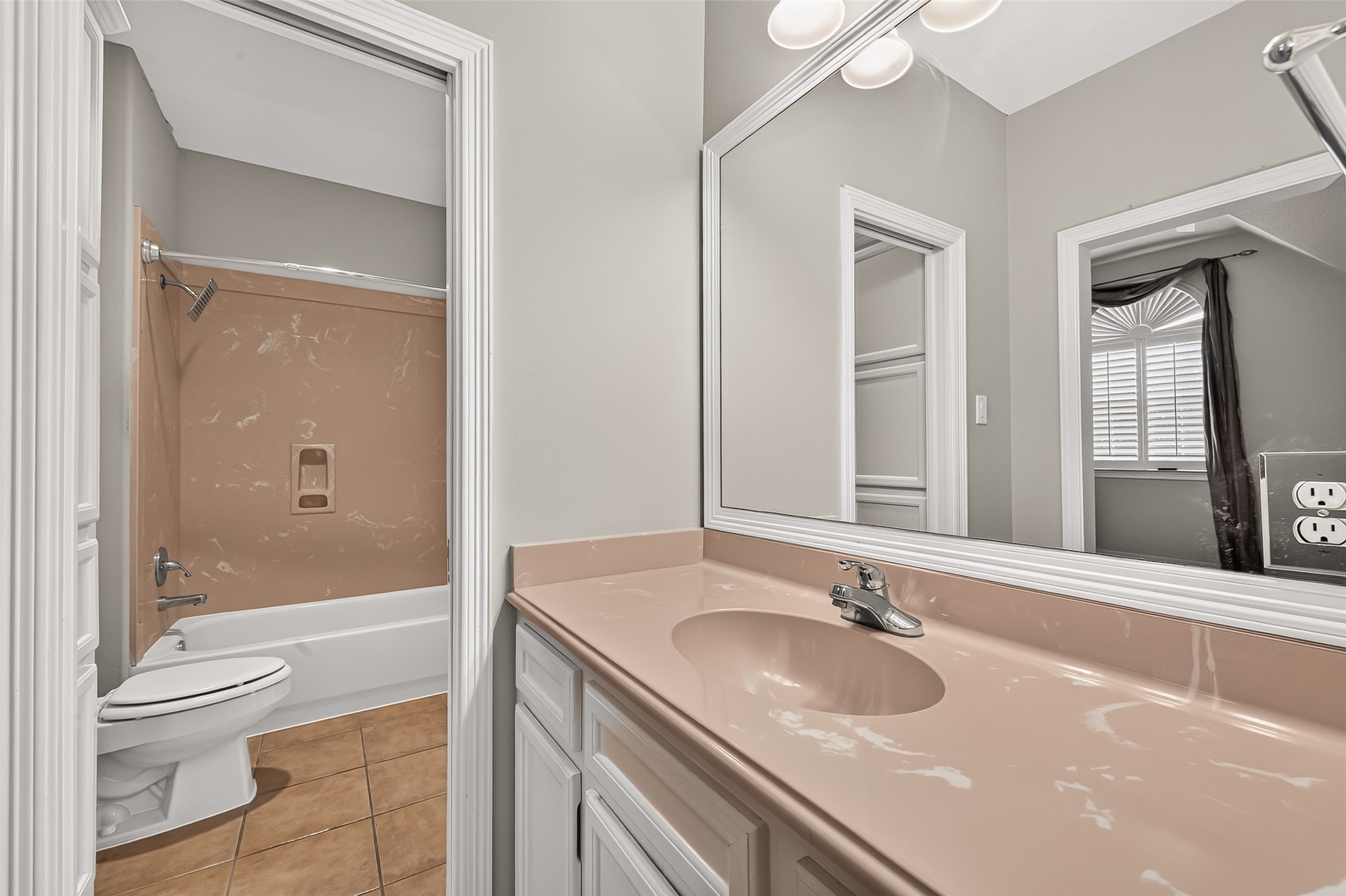 Secondary bathroom on the 2nd floor