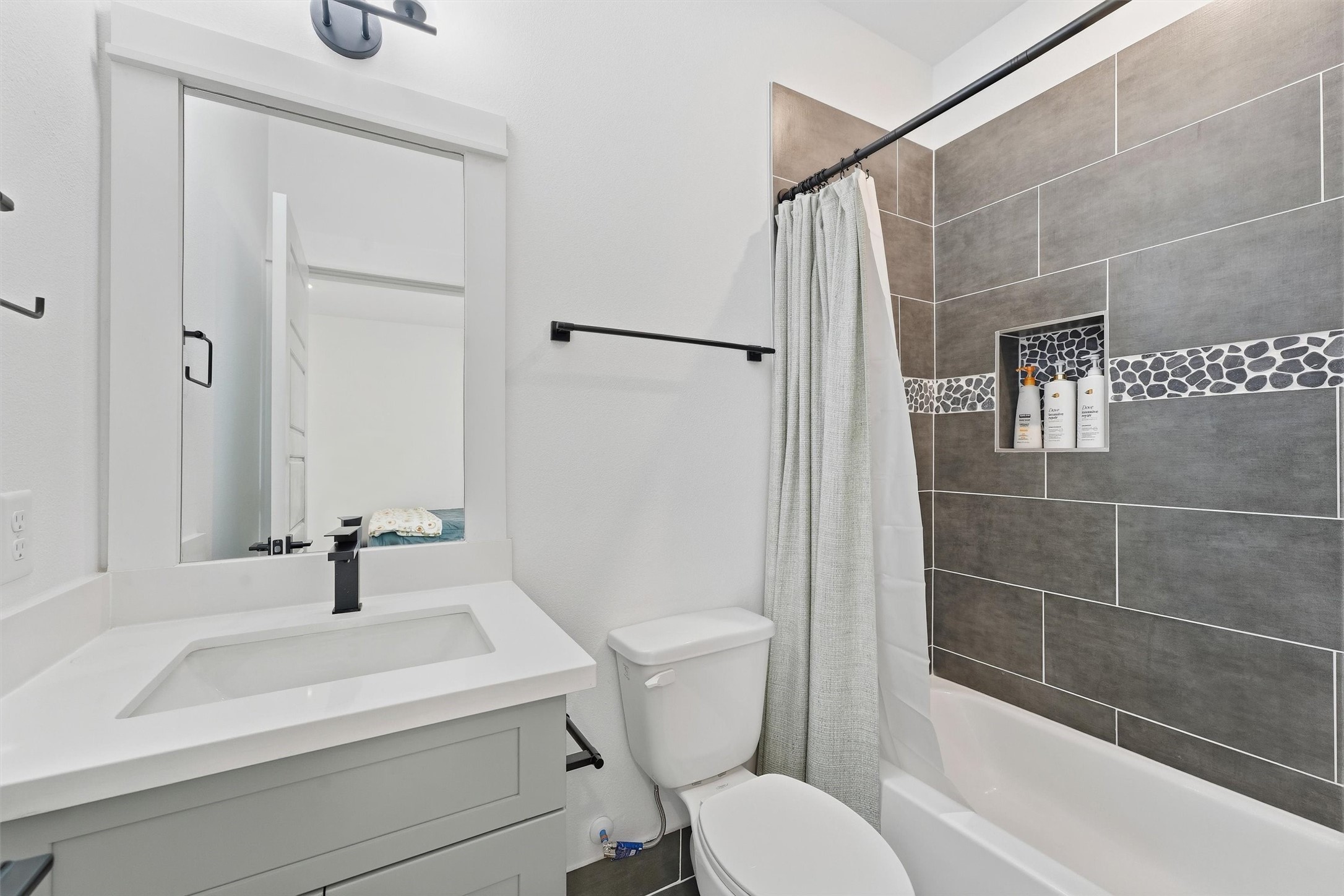 Full bath, 1st floor.