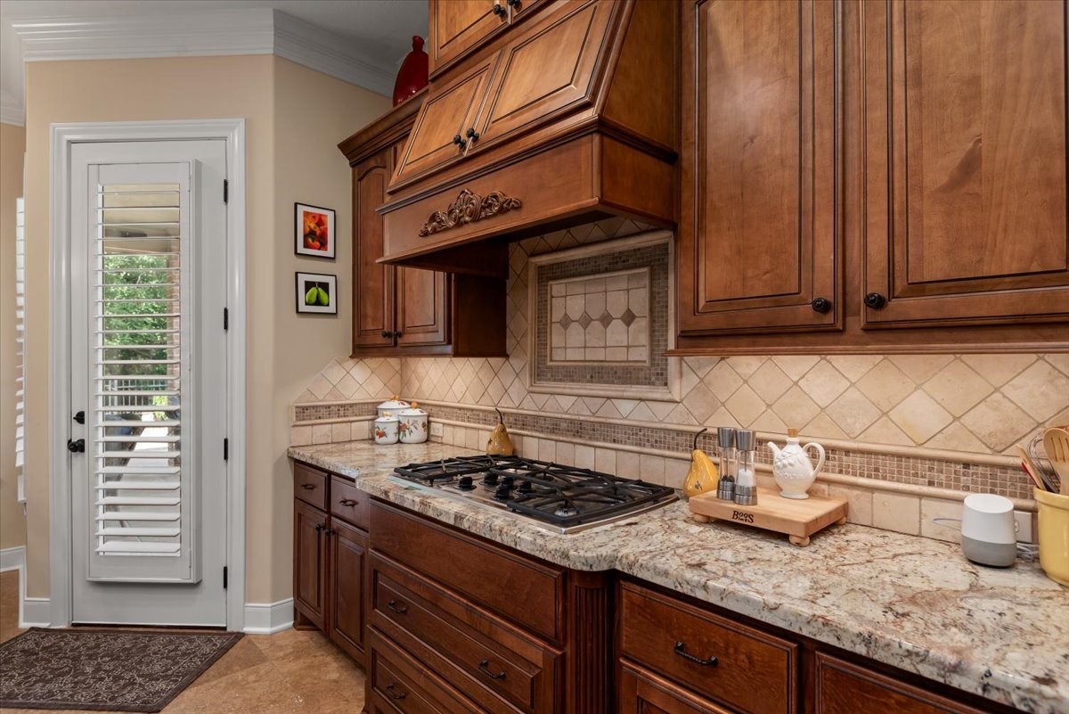Notice the undercabinet lighting, pot and pan drawers and the 5-burner gas cooktop.