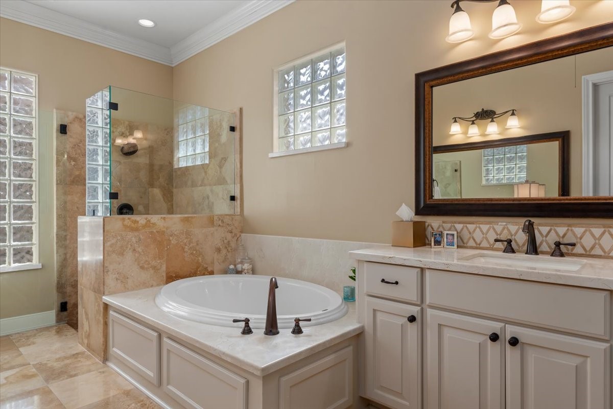 The tub deck also features the marble surface.