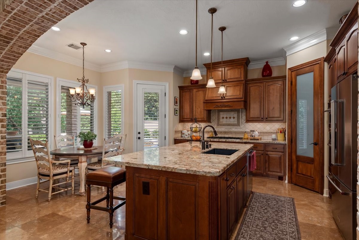 Amazing island kitchen boast hardwood cabinets and stainless steel appliances that includes a GAS cooktop- essential to descriminating buyers!