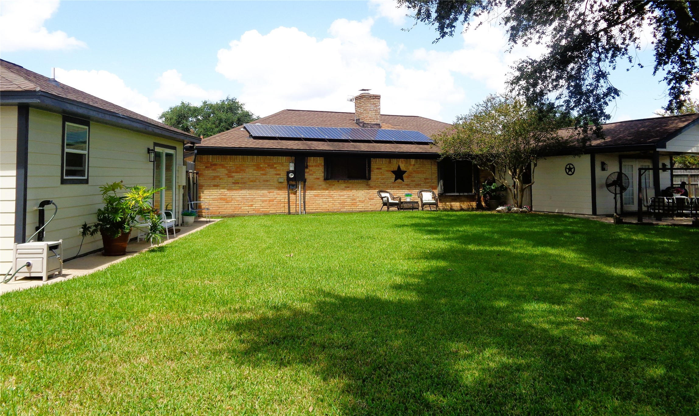 A serene layout of the back yard area. Plenty of room for projects or entertainment. A serene layout of the back yard area. Plenty of room for projects or entertainment.