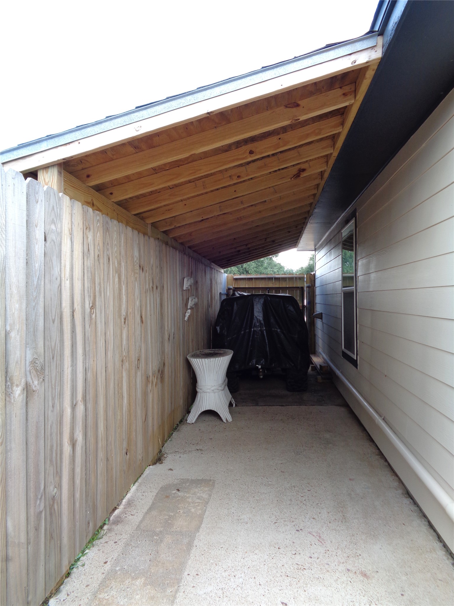 Additional storage area for your yard tools, ladders, bikes, 4 wheelers, jet skis, etc...
Has a gate entrance on the front driveway side. Additional storage area for your yard tools, ladders, bikes, 4 wheelers, jet skis, etc...
Has a gate entrance on the front driveway side.
