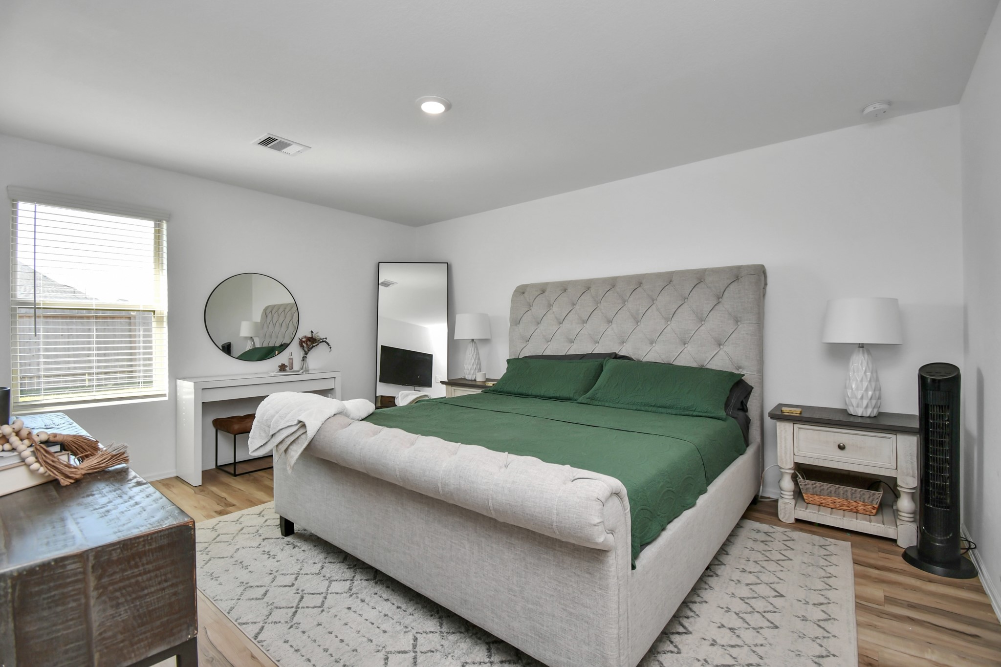 Spacious primary bedroom!