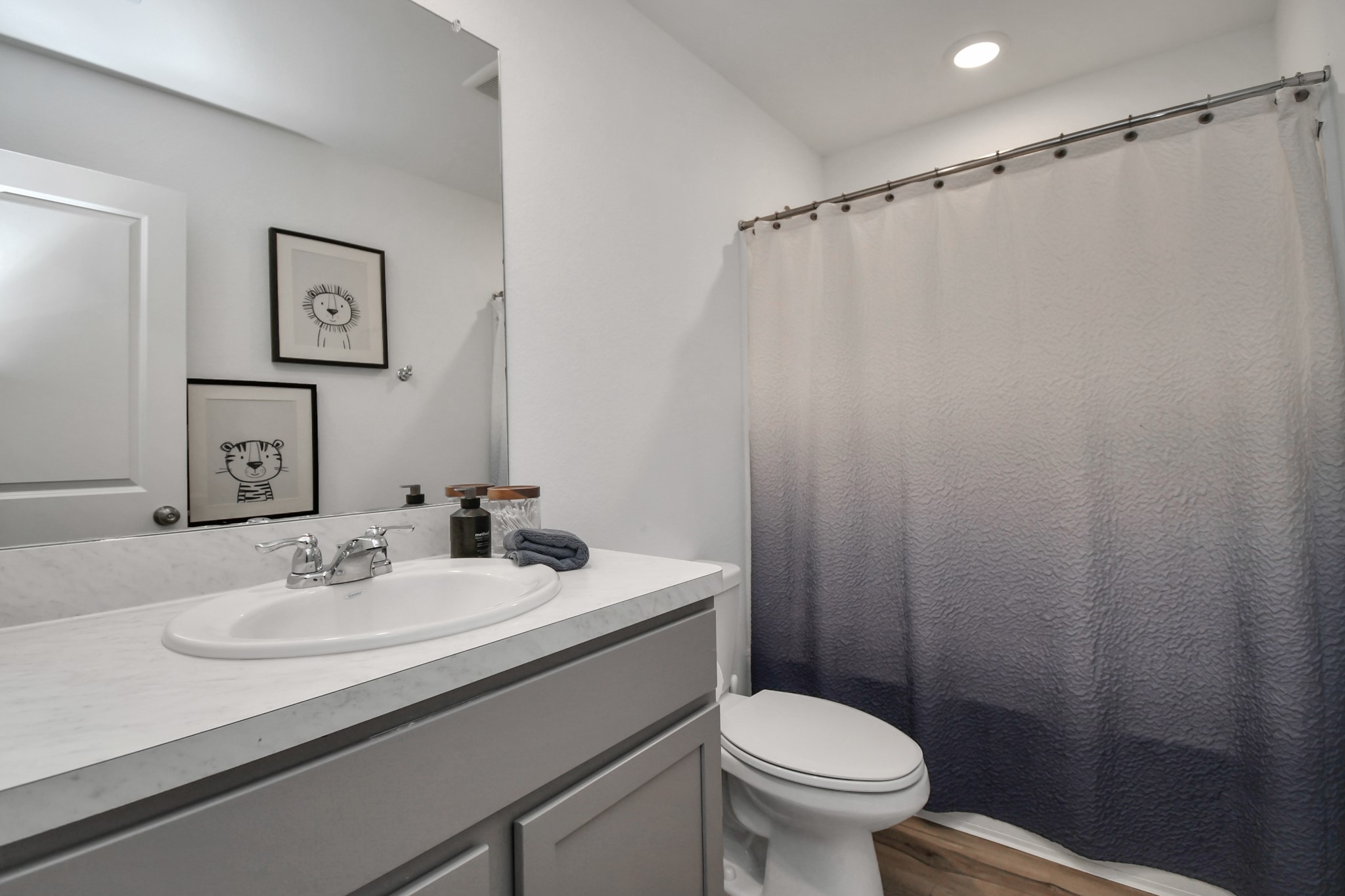 Secondary bathroom between secondary bedrooms.