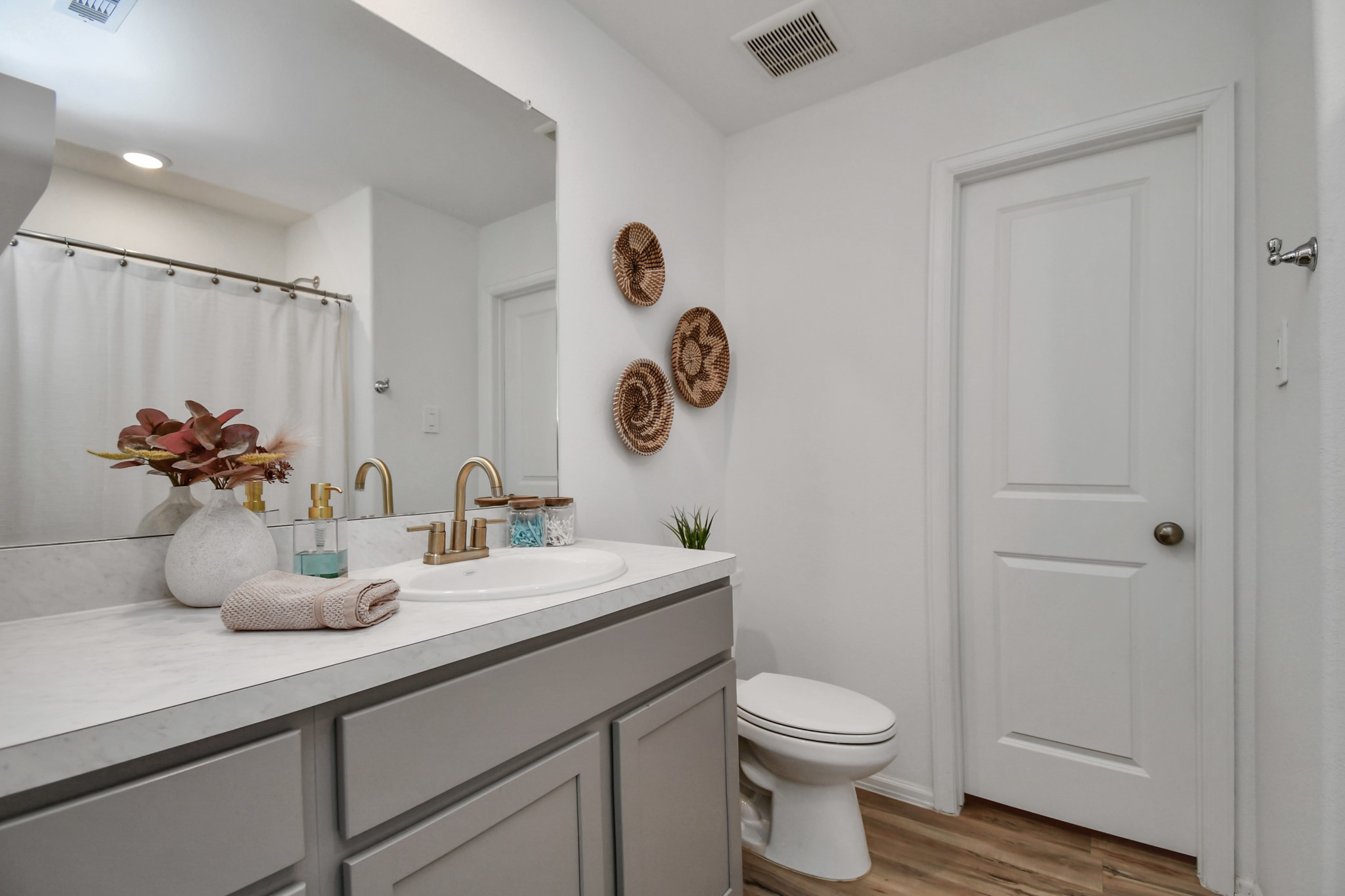 Primary en suite with walk-in closet!