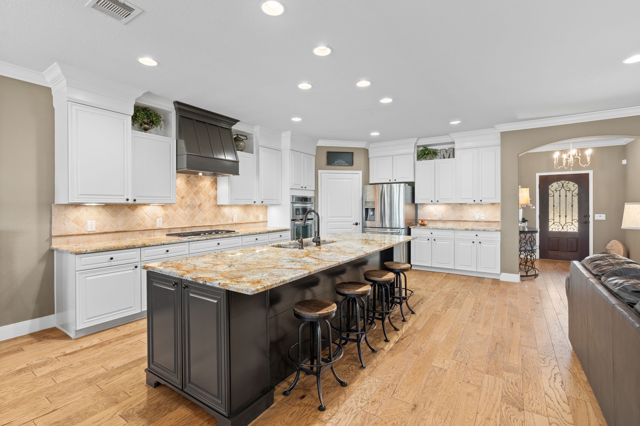 Step into this well-designed kitchen and discover a culinary enthusiast's dream come true. Equipped with stainless steel appliances. The large kitchen is well-suited for both cooking and entertaining. The bar offers additional seating, making it a focal point for gatherings and meal preparation.