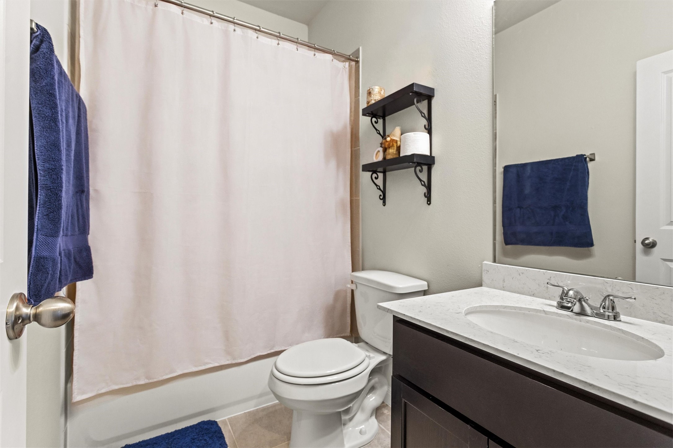 Secondary full bathroom.