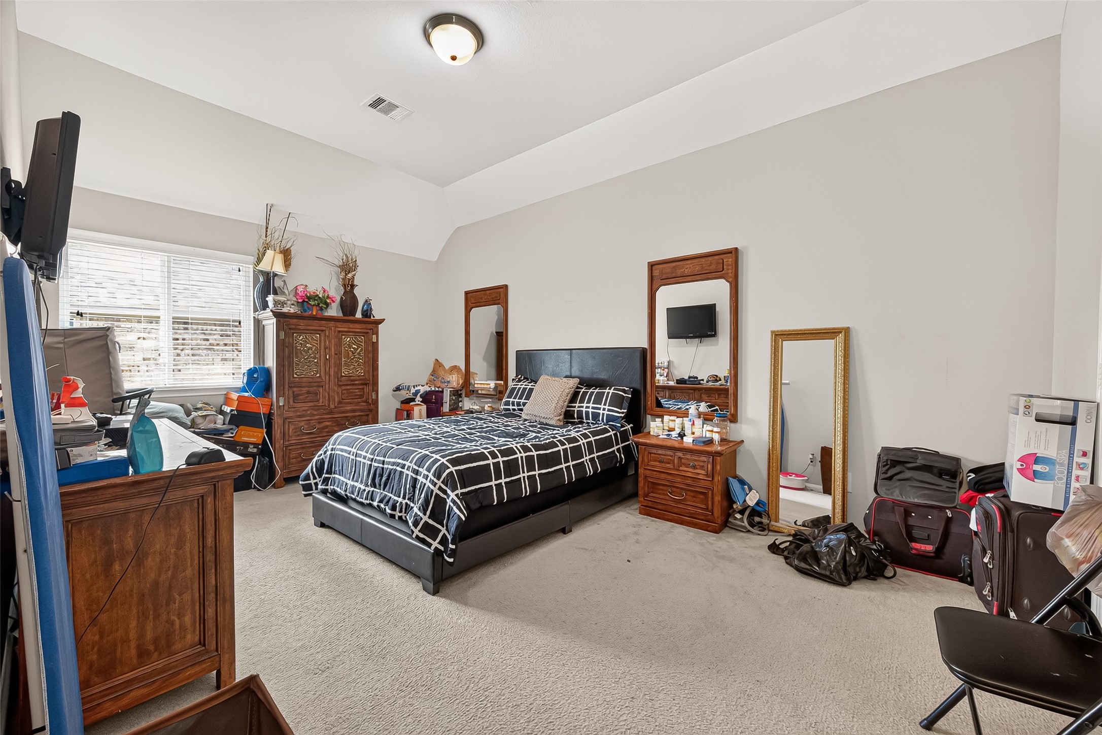 Secondary bedroom.