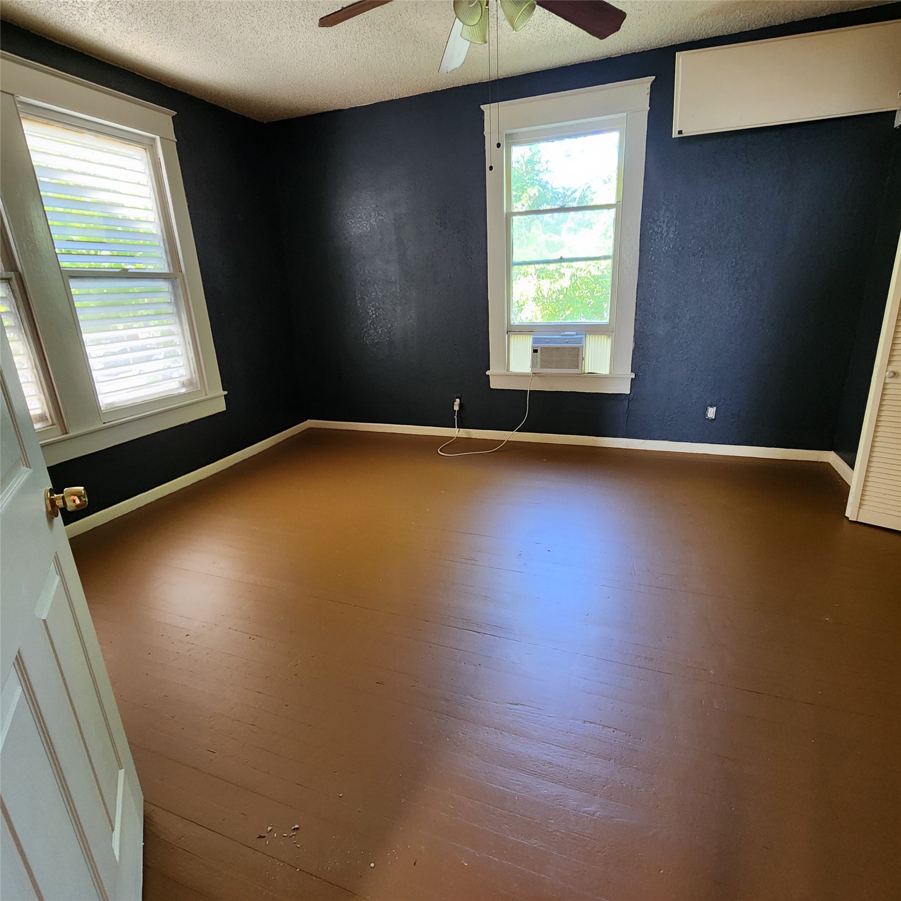 Bedroom #1 - Lots of natural light, spacious! Bedroom #1 - Lots of natural light, spacious!