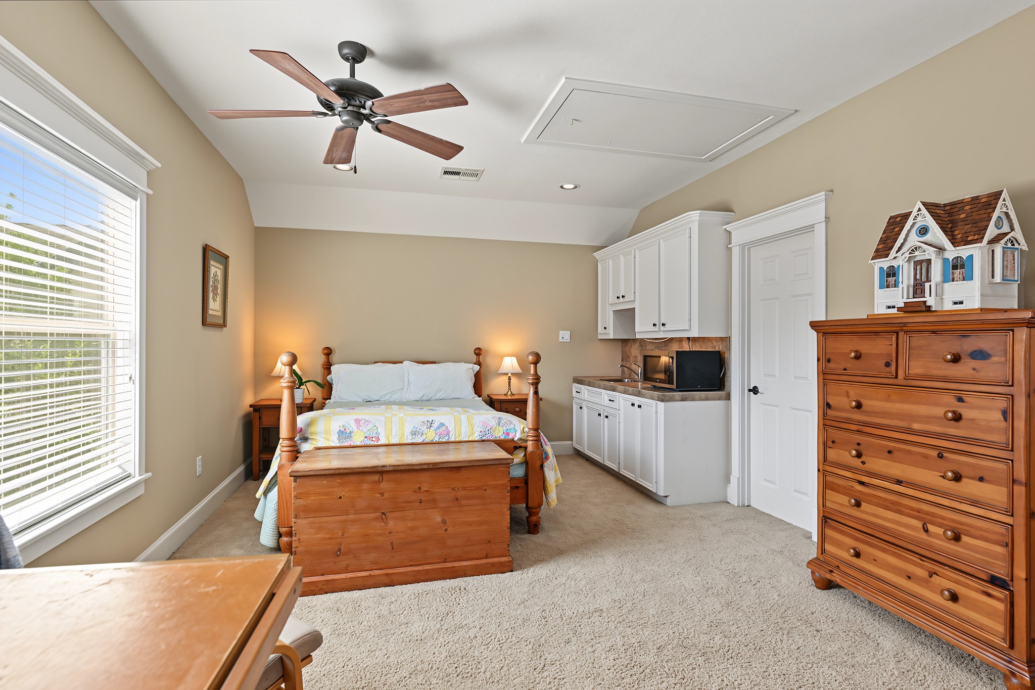 Great bonus is the garage apartment with living/bedroom area and bathroom. Perfect for guests.