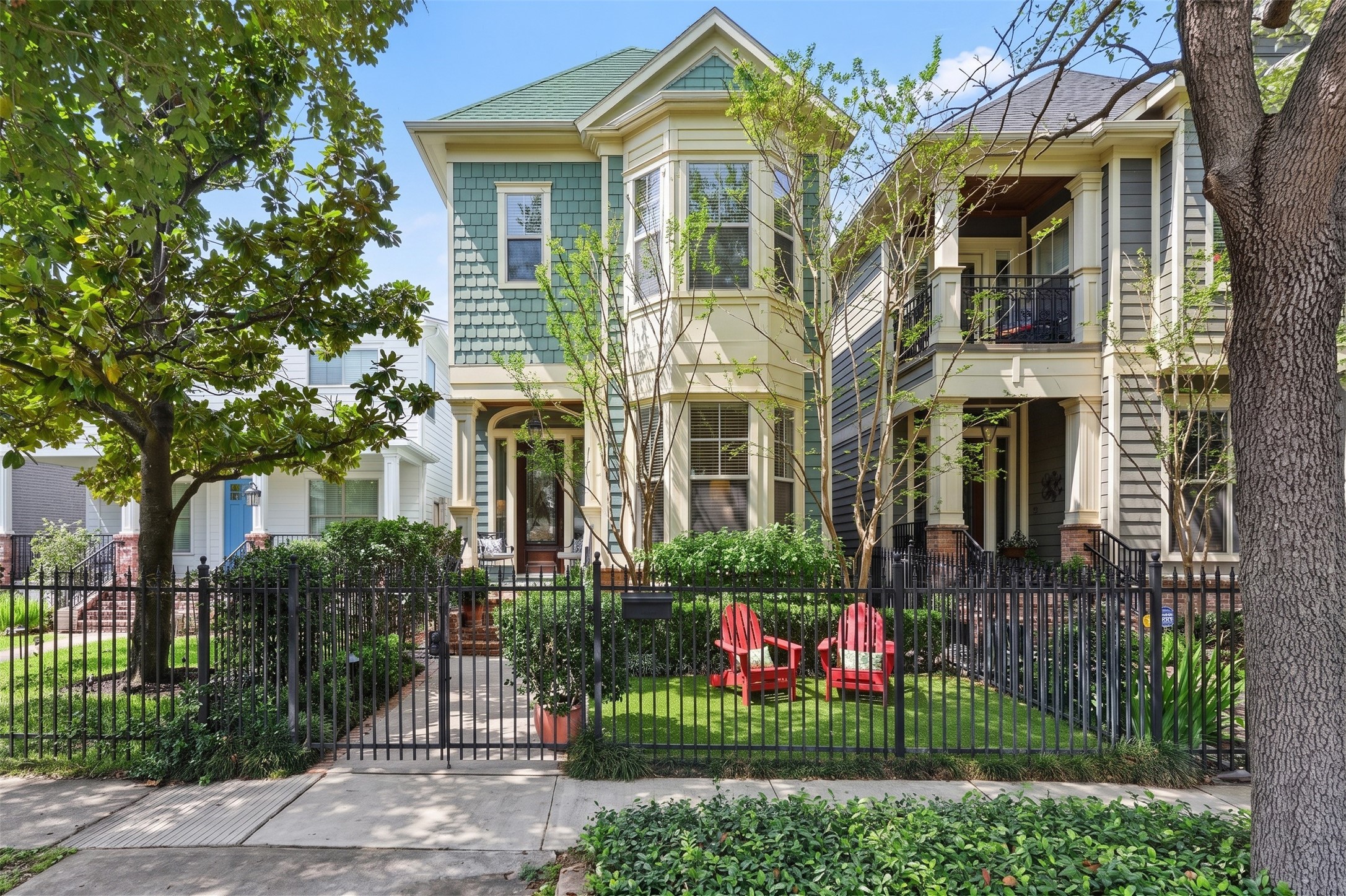 Welcome to 1519A Waverly St. in the Houston Heights! Stunning 3 bedroom/2.5 bath home with garage apartment over a 2 car garage. WELCOME HOME!