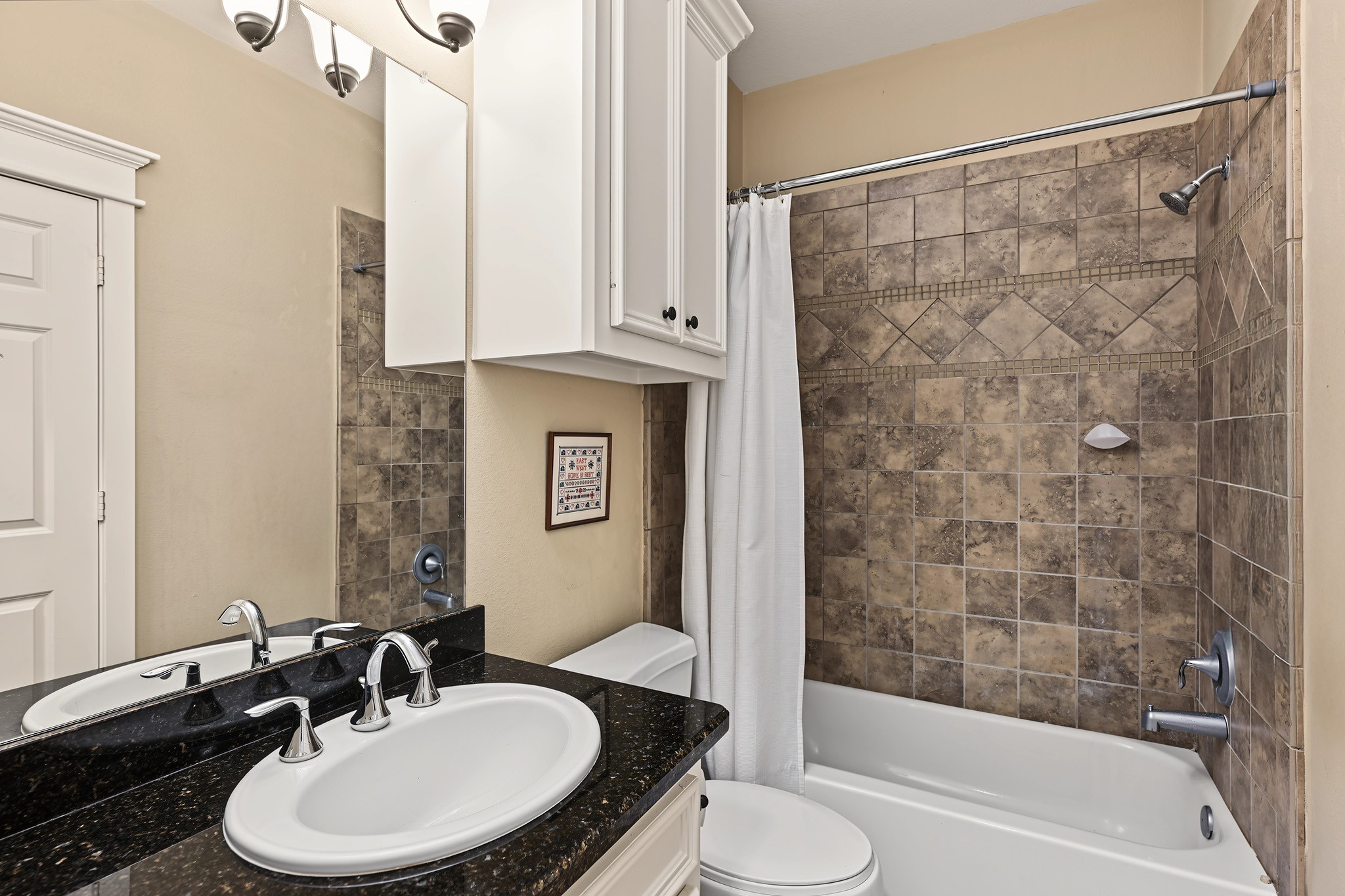 Garage apartment bathroom with shower/tub.