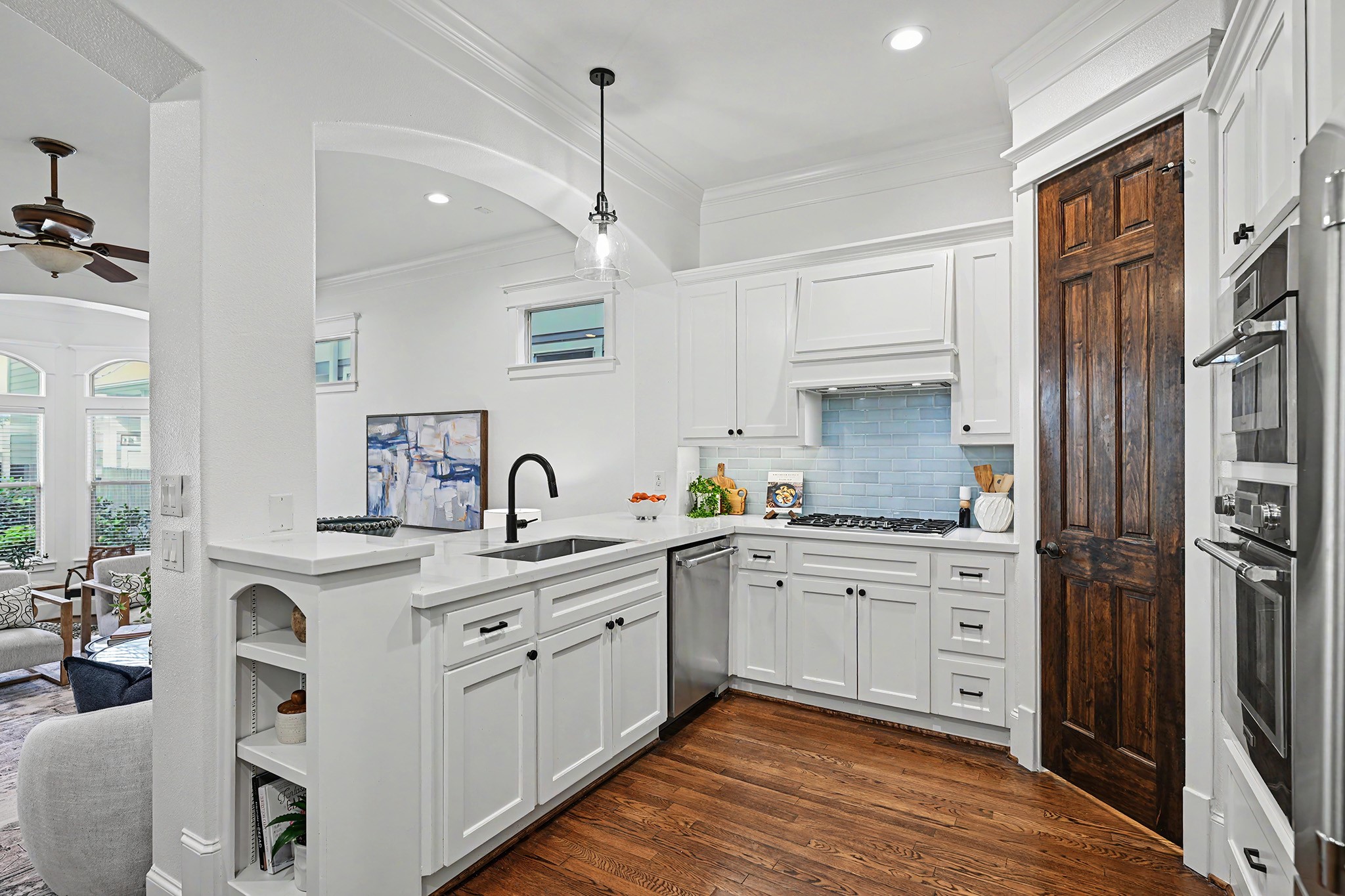 You'll love preparing meals, be it casual or holiday in this fabulous kitchen.