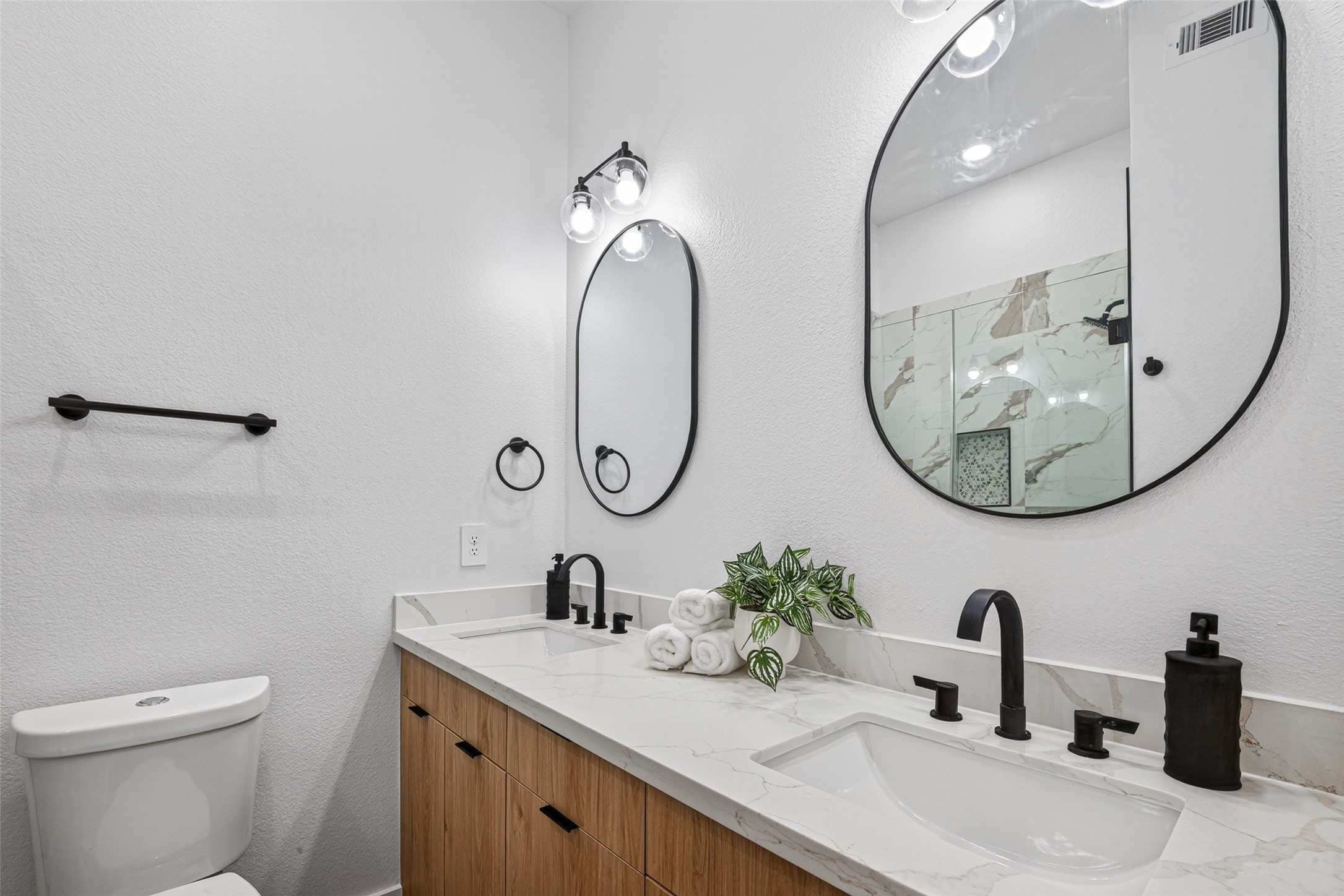 Dual vanity primary bath