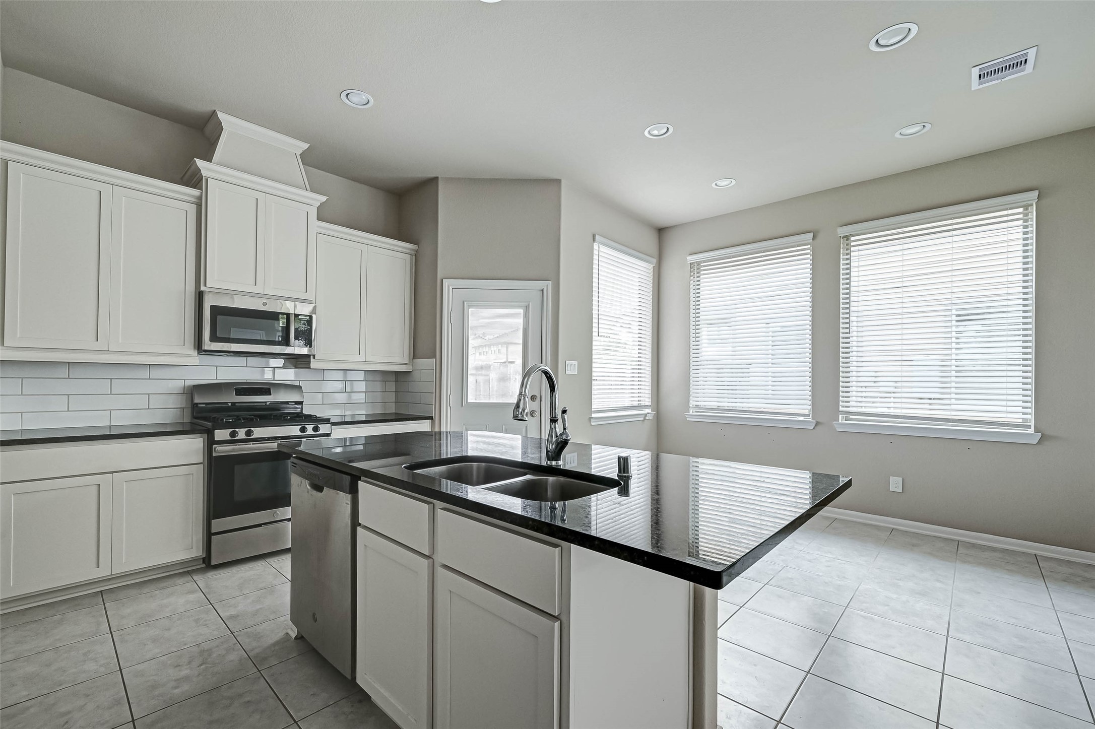 315 Biltmore Loop, Montgomery, TX 77316