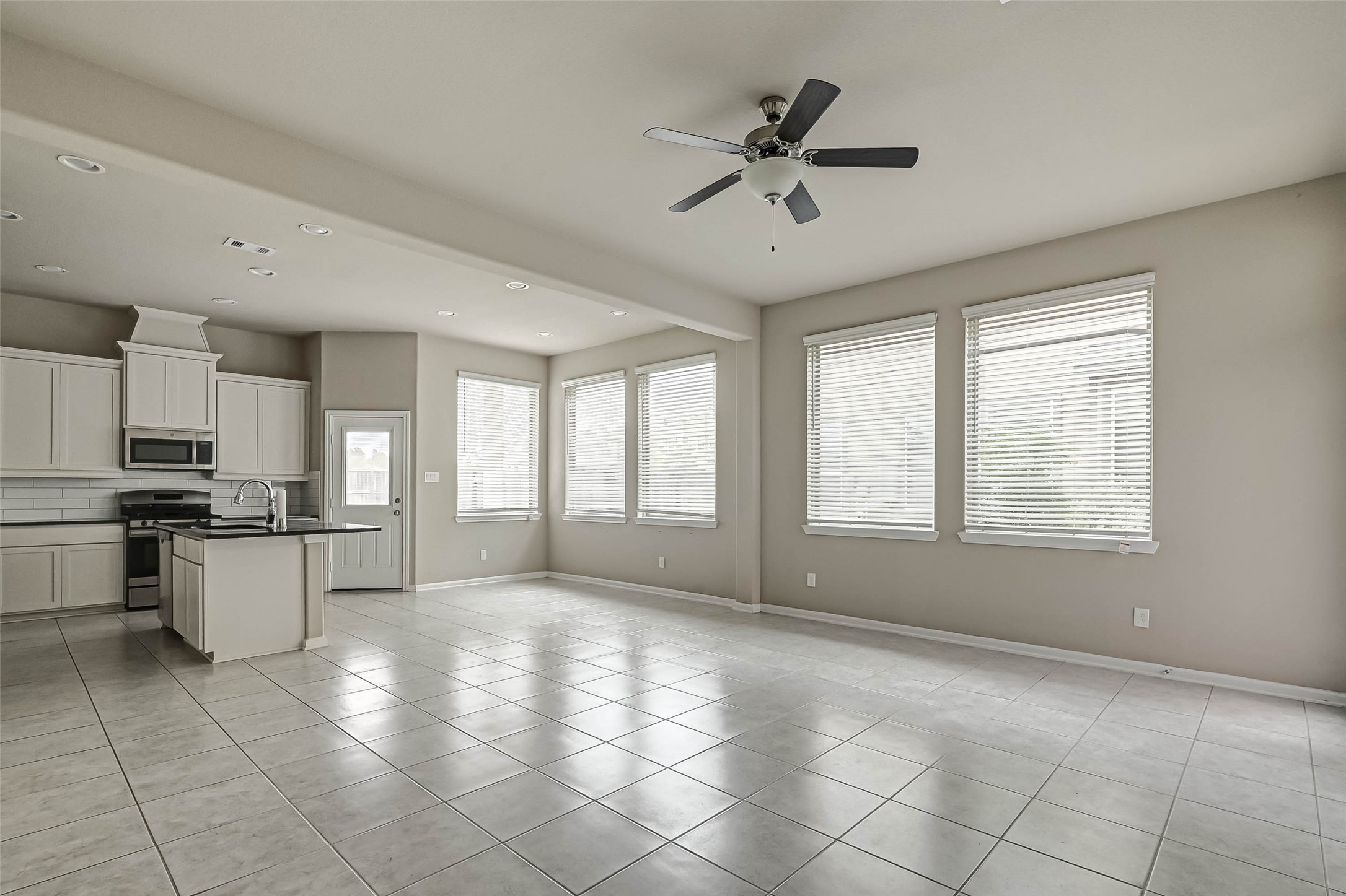 315 Biltmore Loop, Montgomery, TX 77316