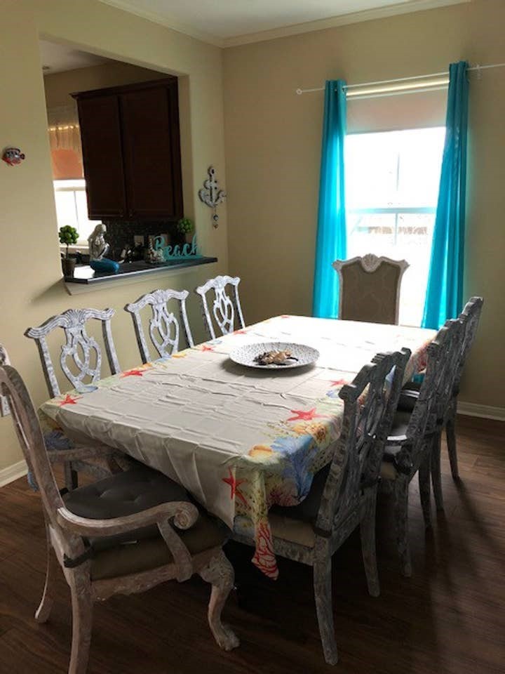 Spacious dining room area. Spacious dining room area.