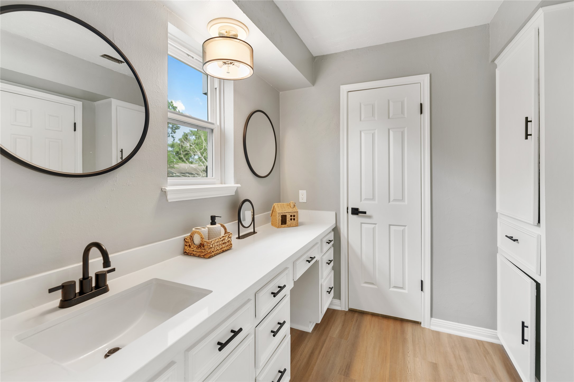 Another view of the main bathroom