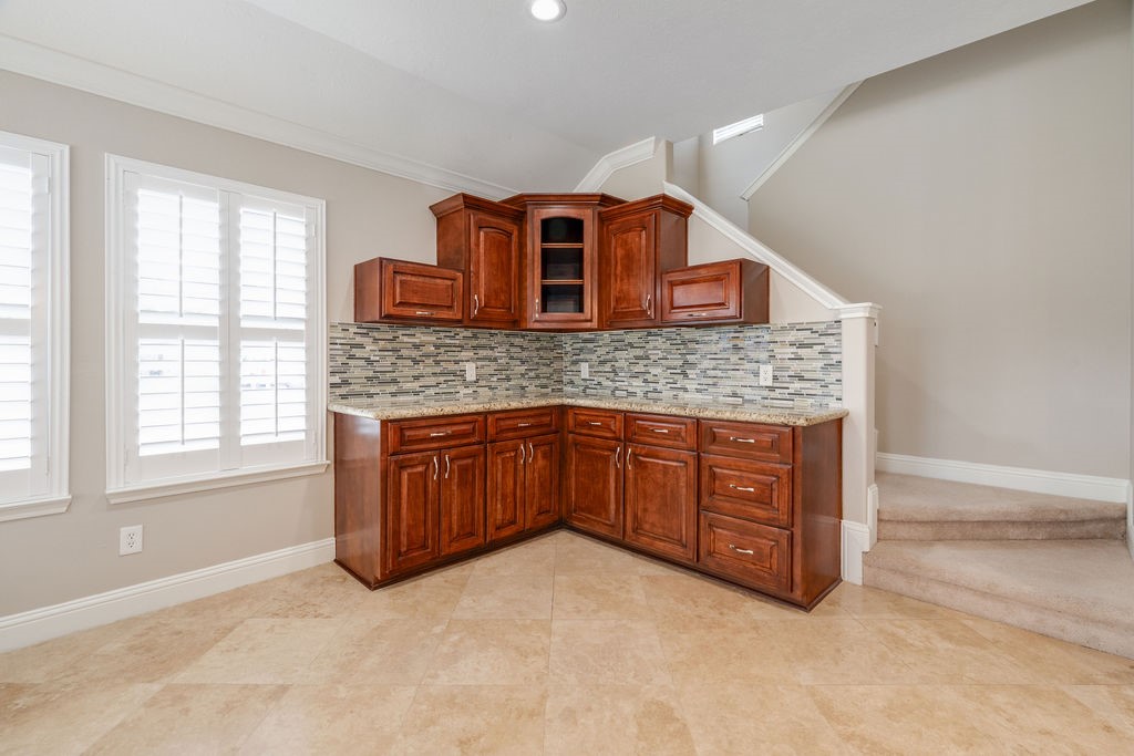 BREAKFAST ROOM OFF THE KITCHEN,MORE CABINETS.