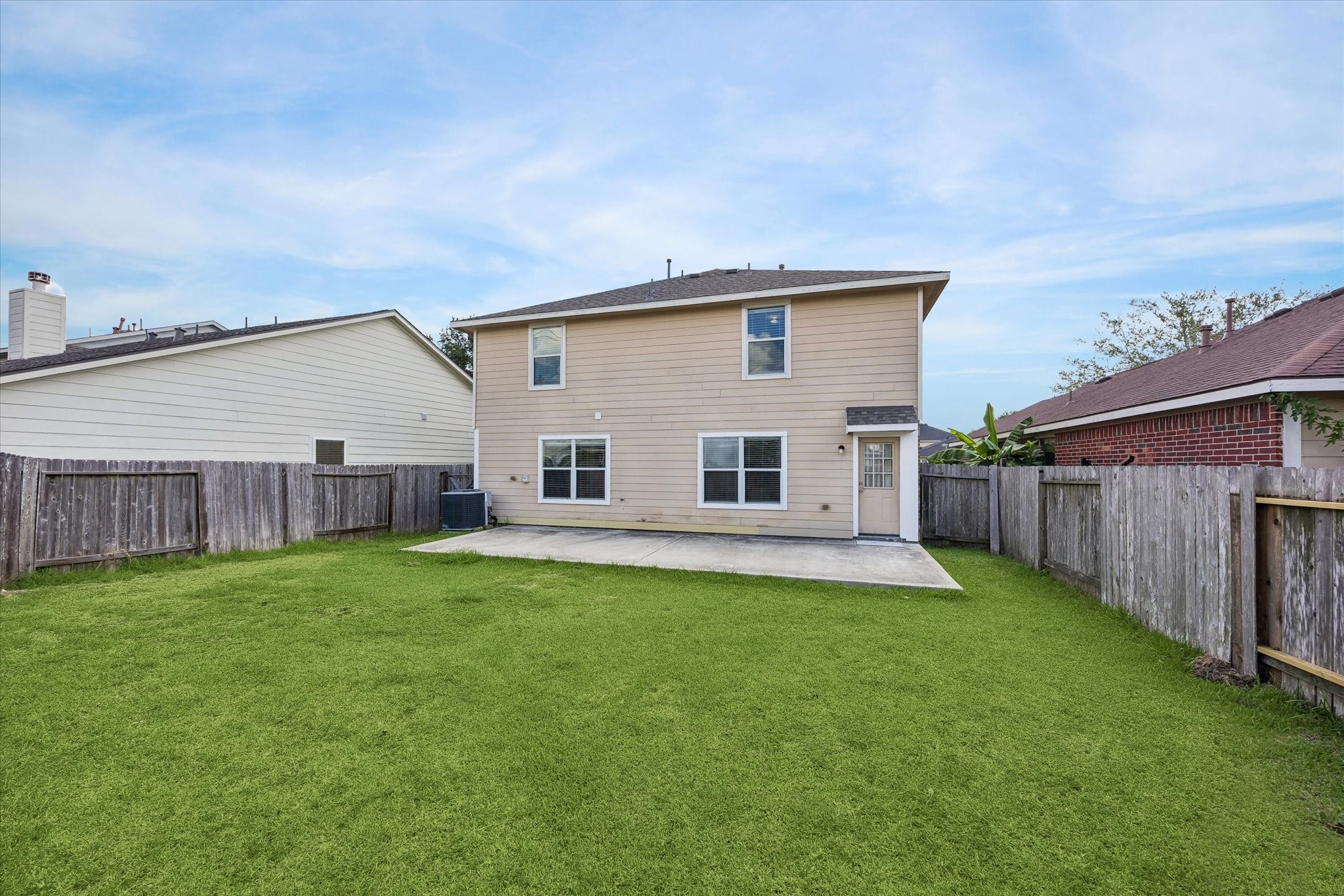 Expansive backyard, perfec for outdoor activities and entertaining