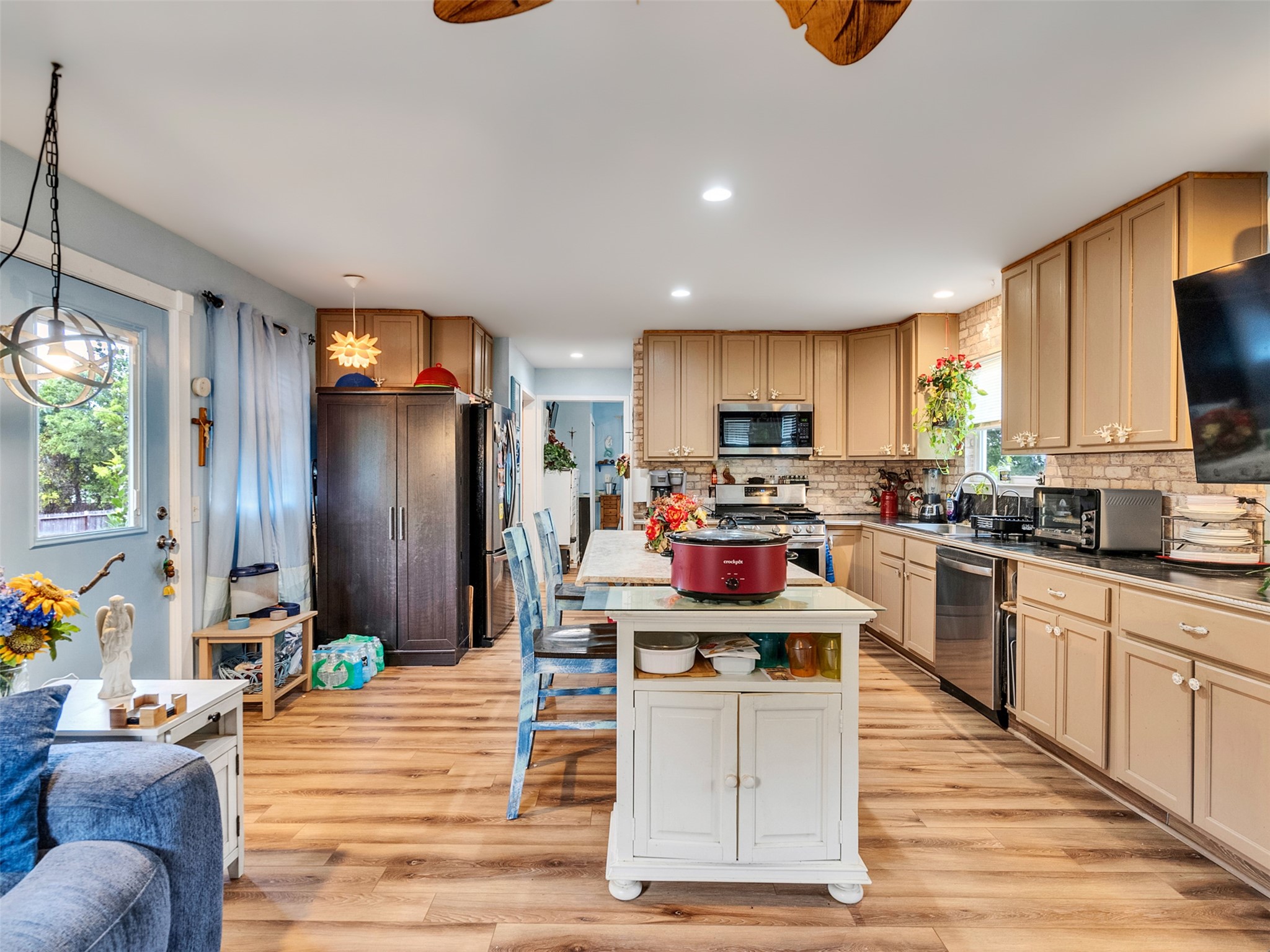 Large kitchen with all you need to prepare meals.