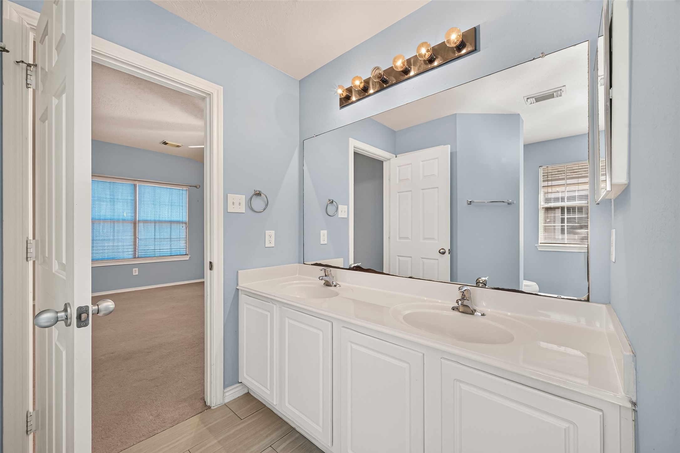 En suite bathroom with double sinks